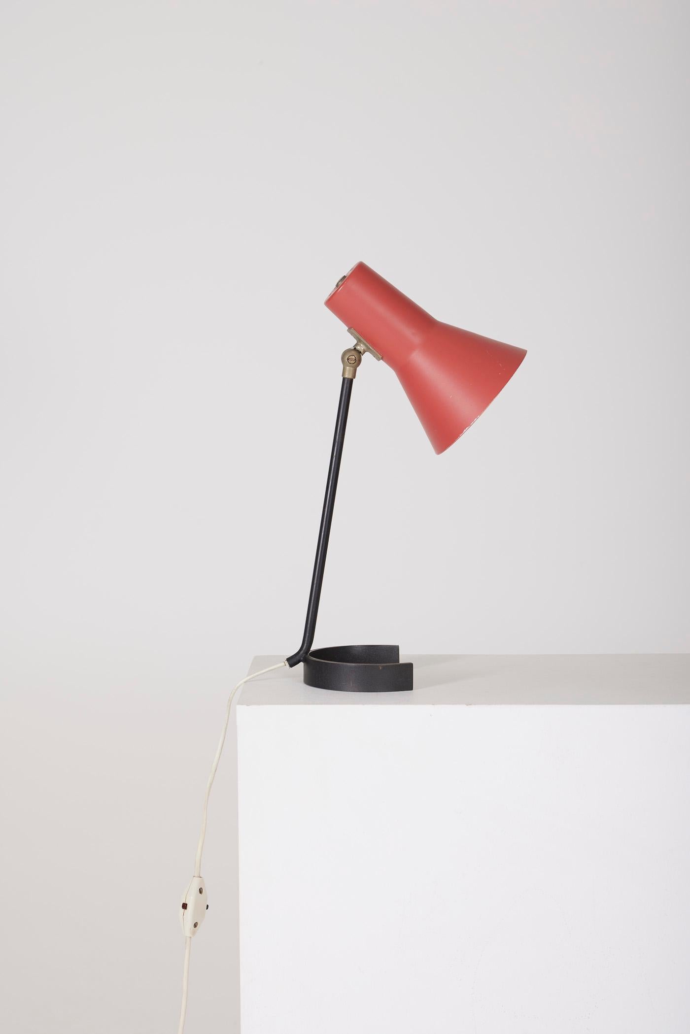 Table lamp by Dutch designer Jan Hoogervorst for Anvia, 1960s. The adjustable reflector is in red lacquered metal, resting on a blackened metal base. In very good condition.
DV455