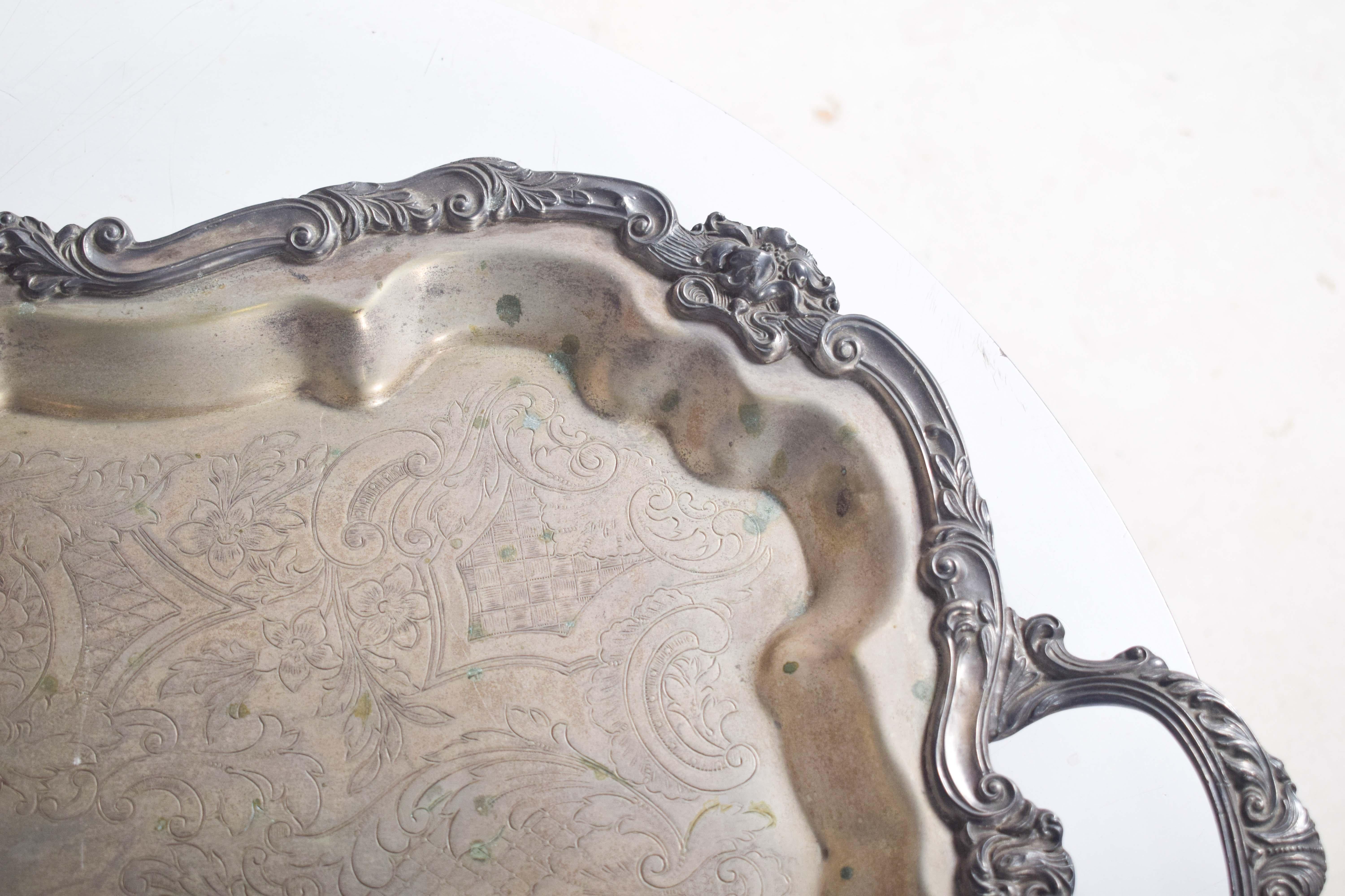 Likörschale aus Metall, rechteckig, in der Mitte ein Flachrelief mit einer klassischen und eleganten Dekoration aus Blättern und Blumen, die das Umgebungslicht sanft reflektiert und den natürlichen Glanz des Metalls hervorhebt. Die Ränder sind