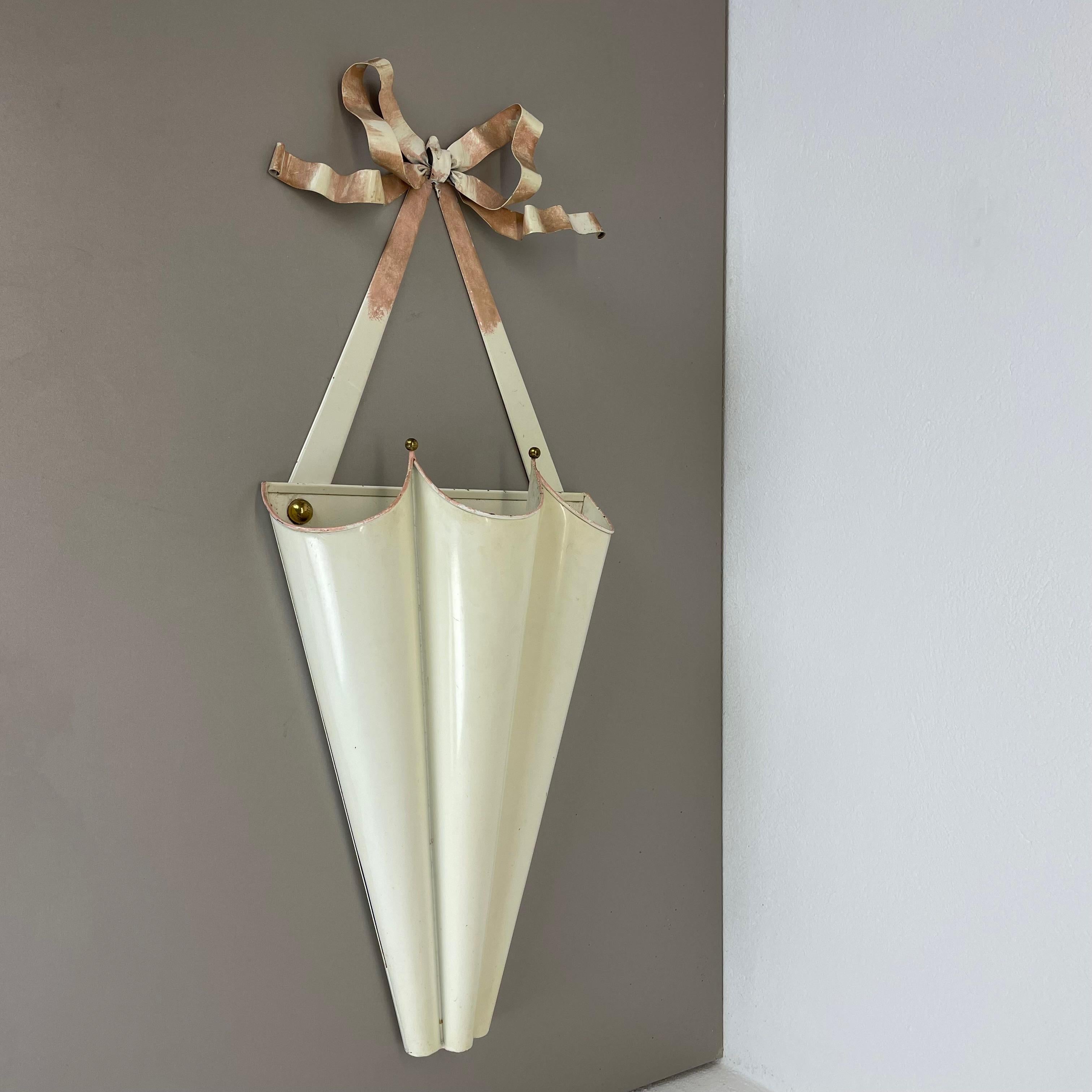 Article:

wall Umbrella holder element in style of Matégot



Origin:

France


Age:

1950s



This original vintage umbrella holder element was produced in the 1950s in France. It is made of solid metal in a white lacquered tone in