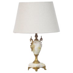 Lámpara de mesa de ónice montada en metal