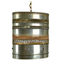 Ovaler Metall-Anhänger aus Metall, dekoriert mit  Messing, Kupfer und violette Steine