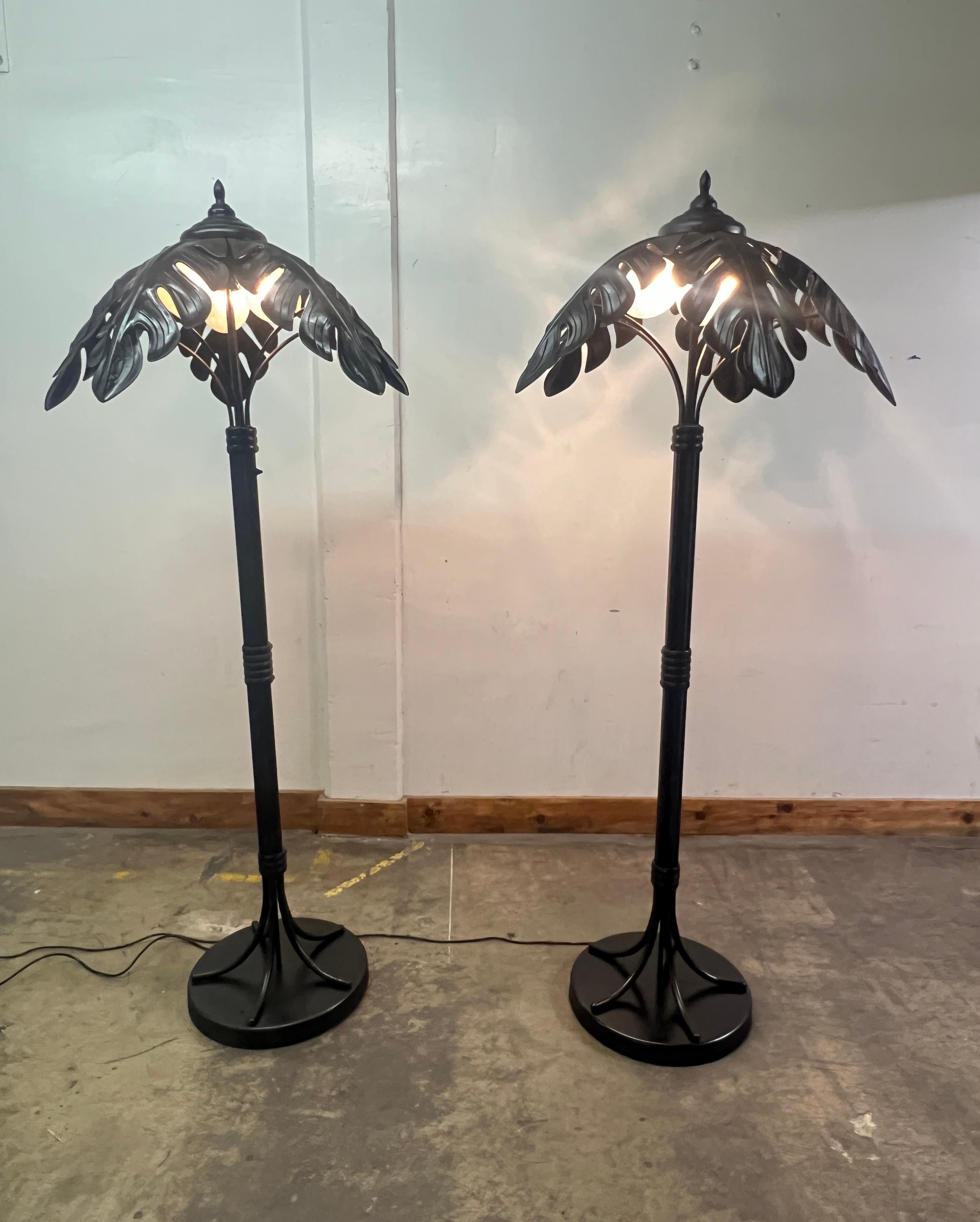 Paume en métal  lampes avec fraises en métal et trois lampes chacune avec co en vente 2