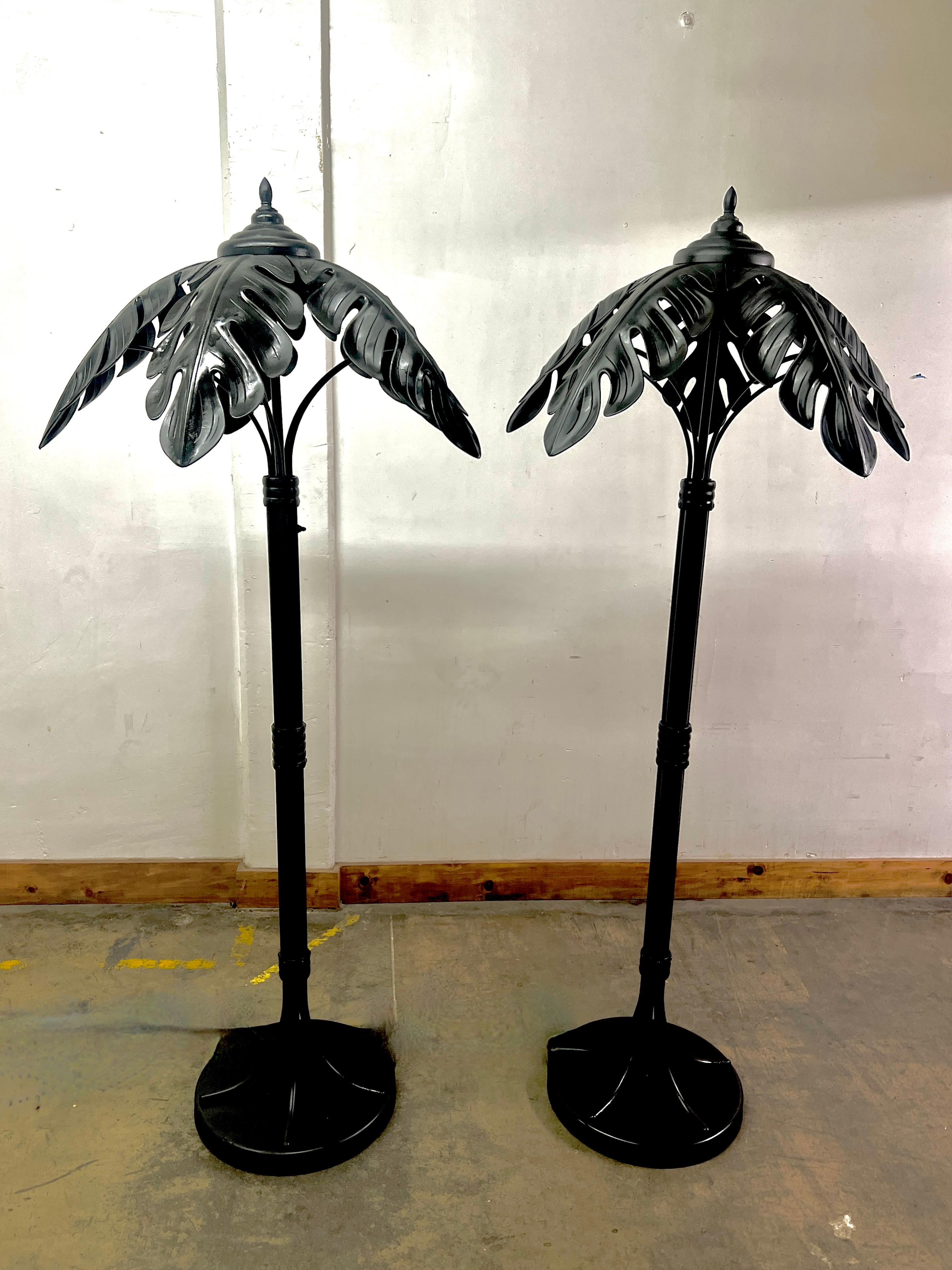 Paire de superbes lampadaires en métal en forme de palmier dans le style de la Maison Jansen, 

Le site   Les deux ont été fraîchement peints et recâblés.

Un complément à de nombreux espaces  et surtout ceux qui ont pour thème l'eau ou le jardin,