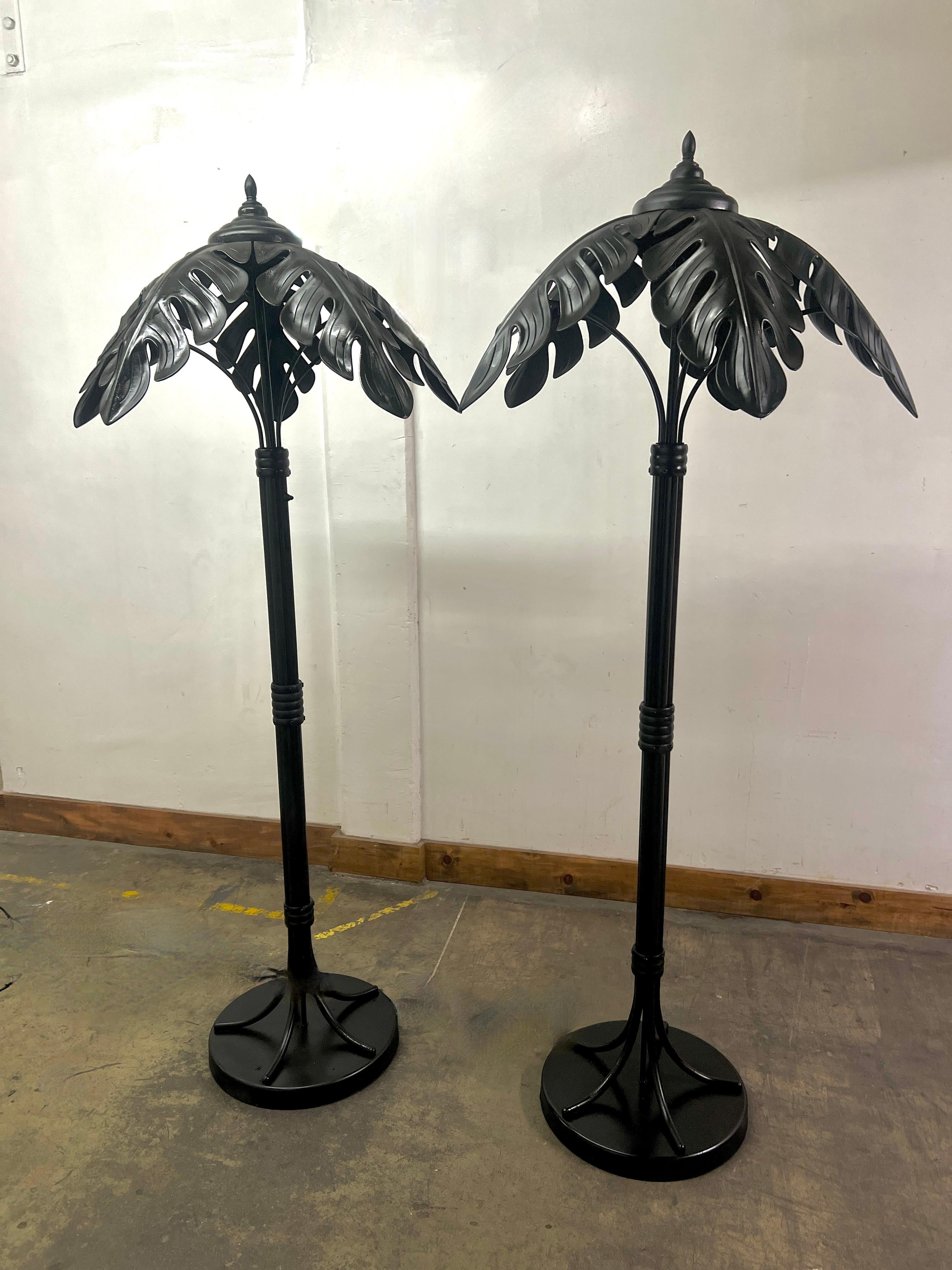 Mid-Century Modern Paume en métal  lampes avec fraises en métal et trois lampes chacune avec co en vente