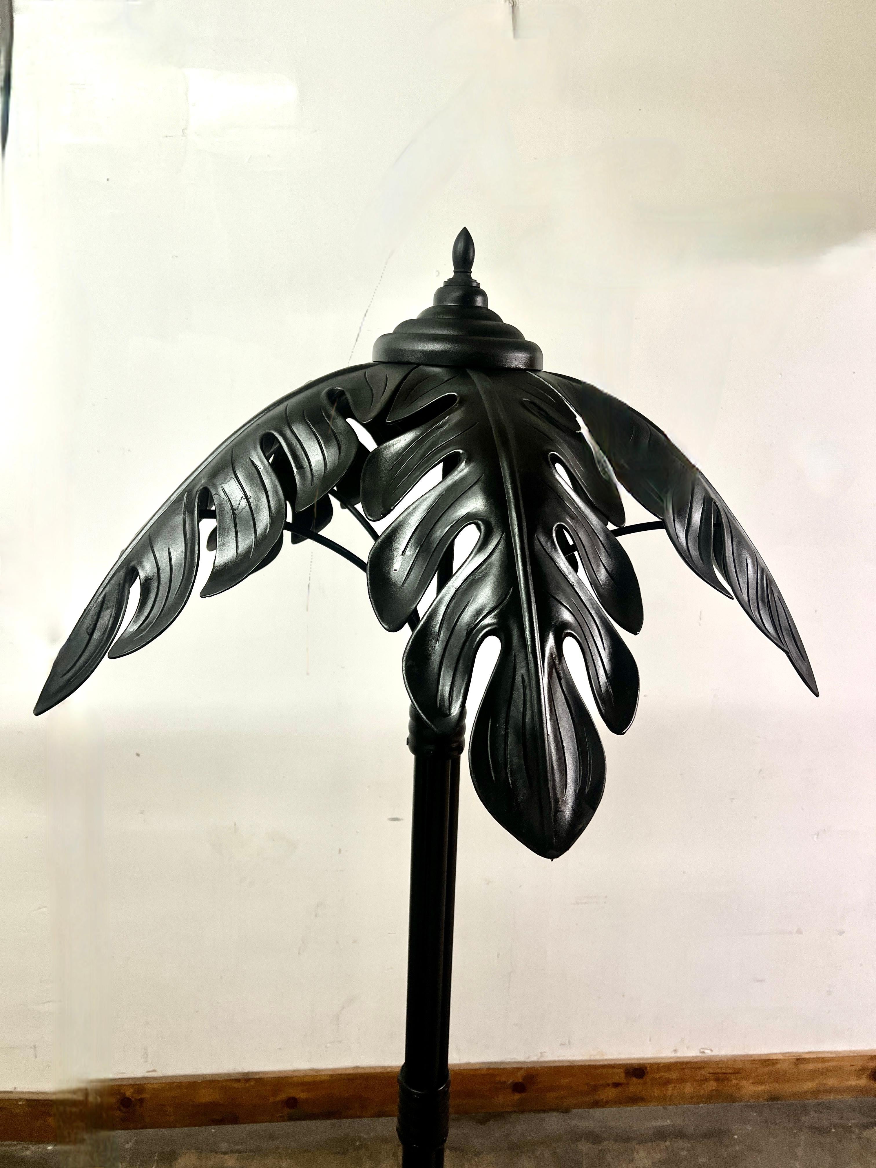 Moulé Paume en métal  lampes avec fraises en métal et trois lampes chacune avec co en vente