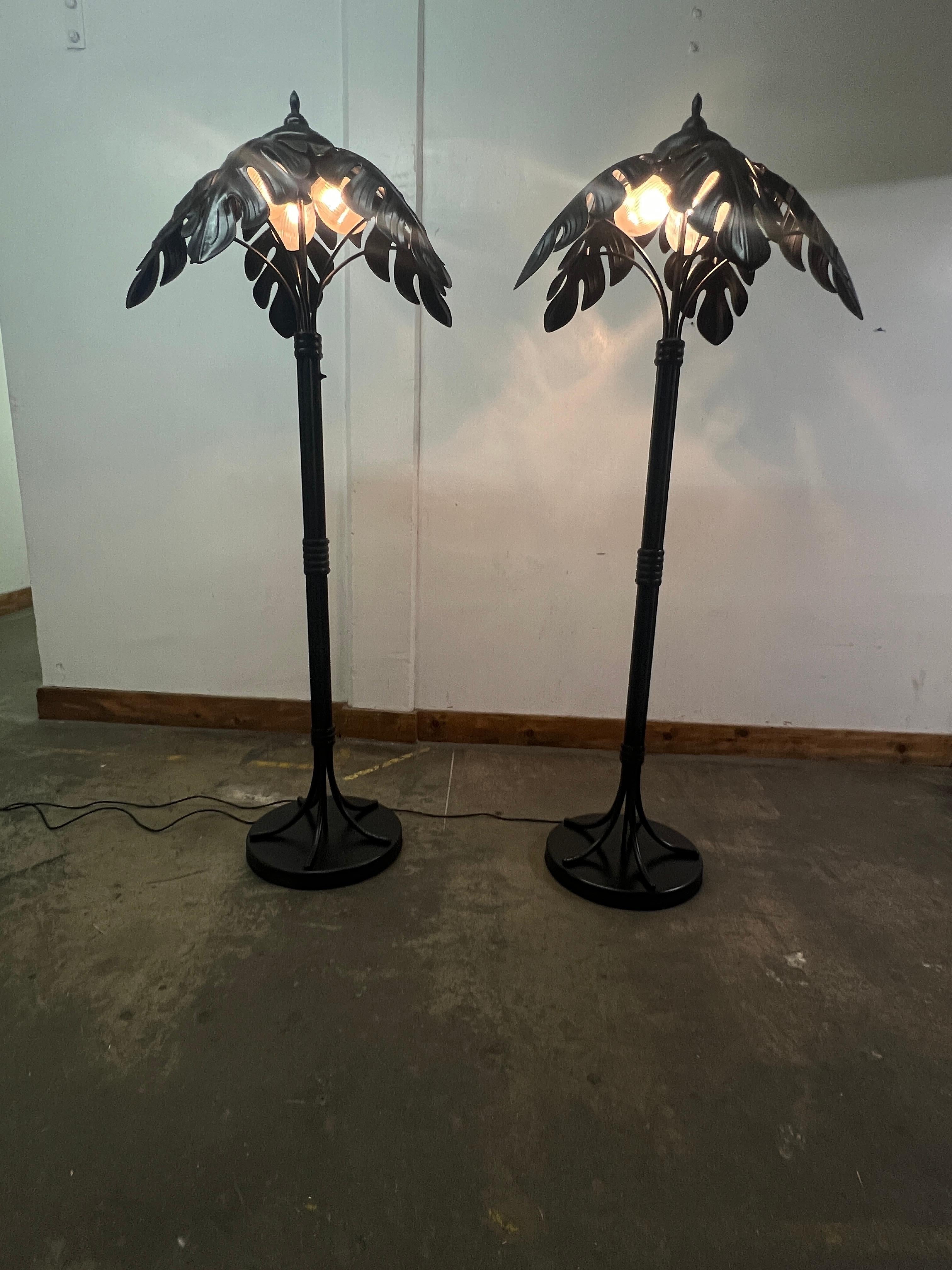 Paume en métal  lampes avec fraises en métal et trois lampes chacune avec co Bon état - En vente à Los Angeles, CA