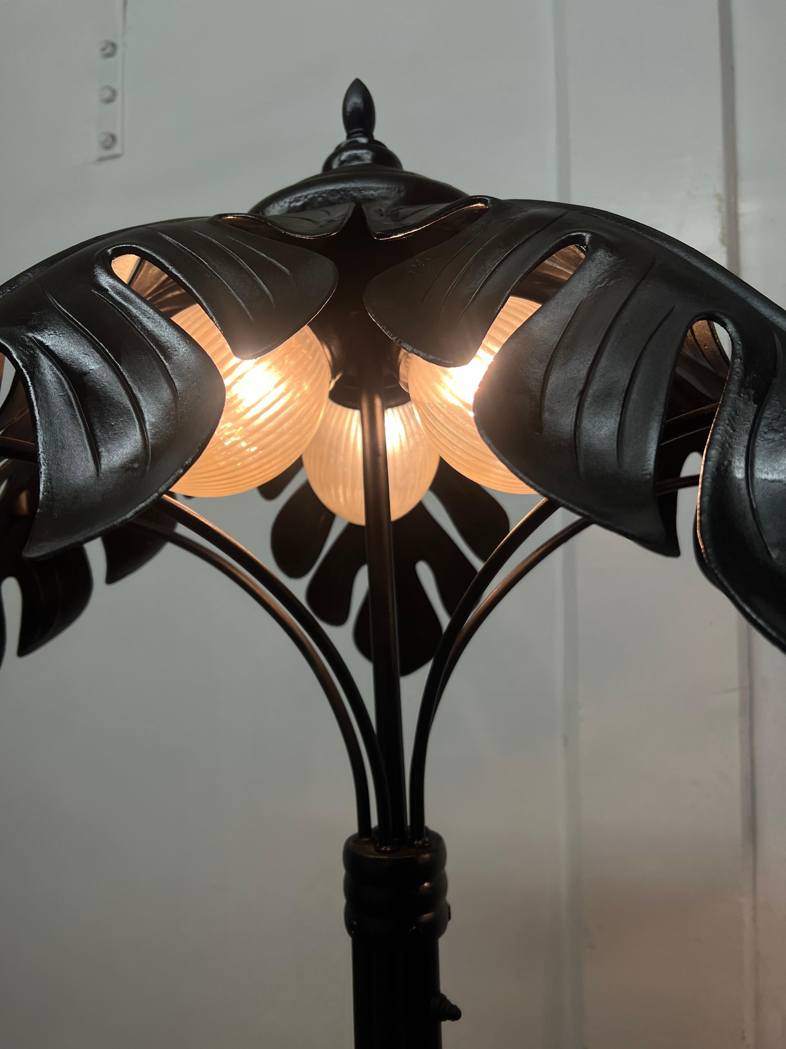 Fin du 20e siècle Paume en métal  lampes avec fraises en métal et trois lampes chacune avec co en vente