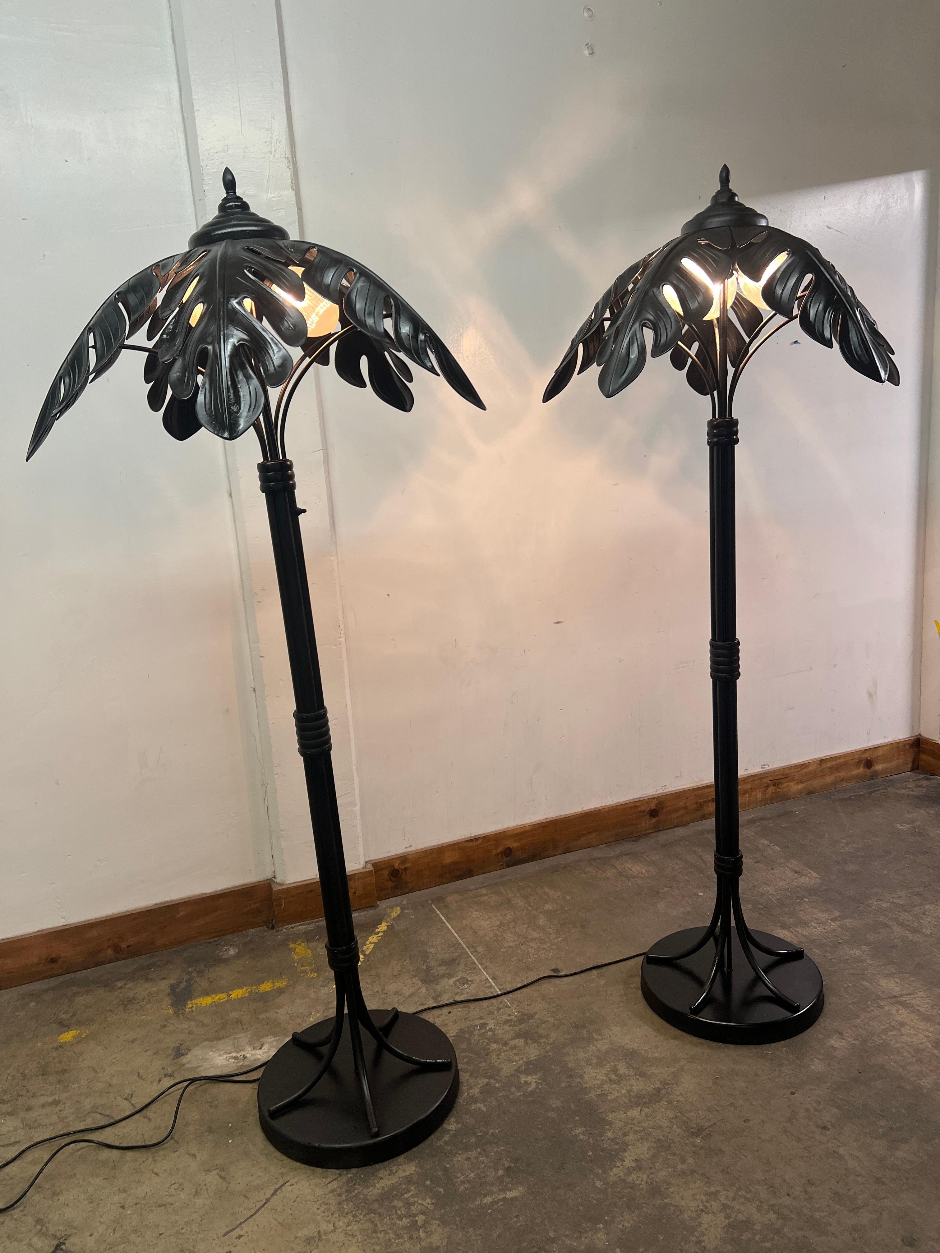 Métal Paume en métal  lampes avec fraises en métal et trois lampes chacune avec co en vente