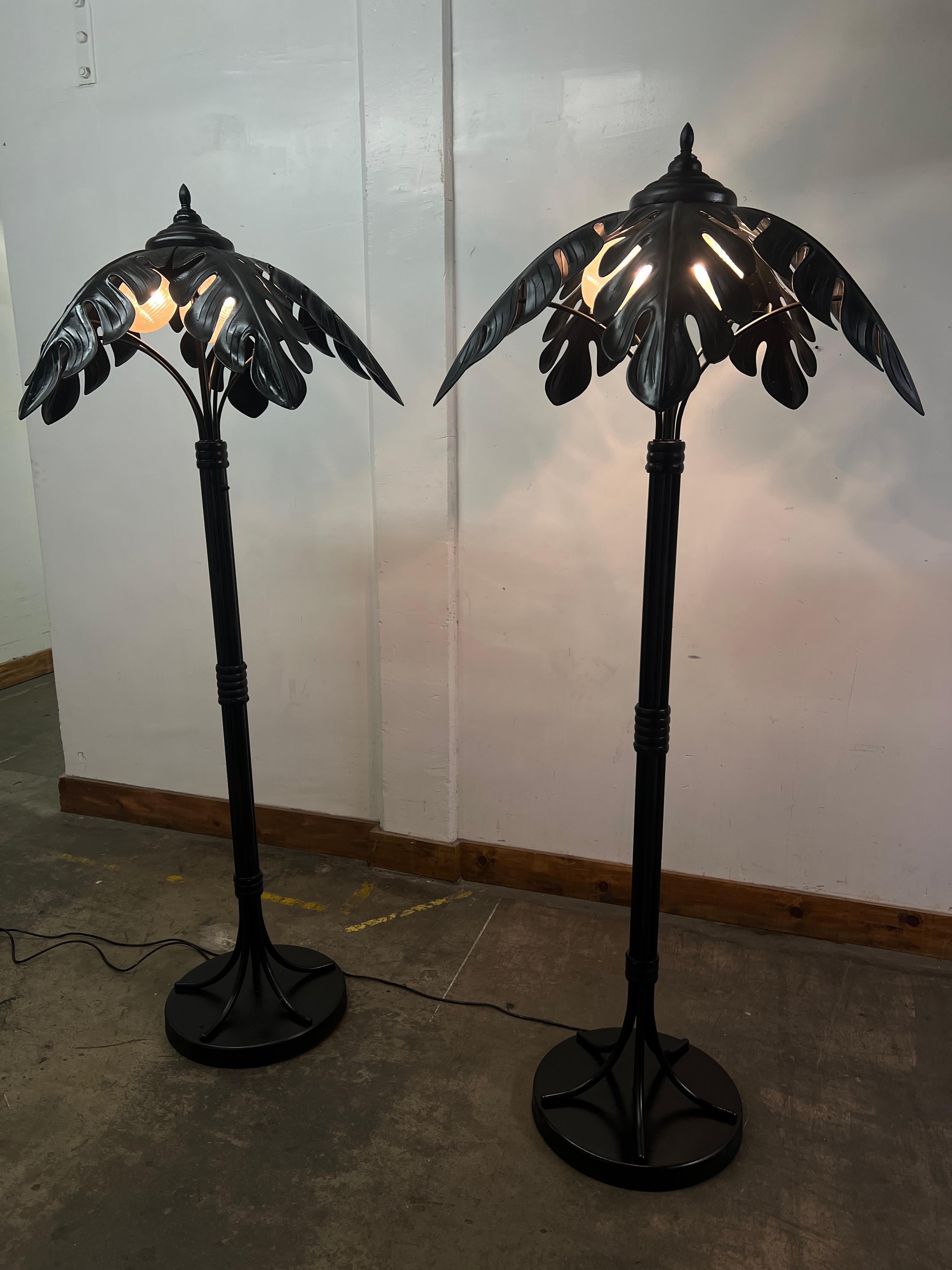 Paume en métal  lampes avec fraises en métal et trois lampes chacune avec co en vente 1