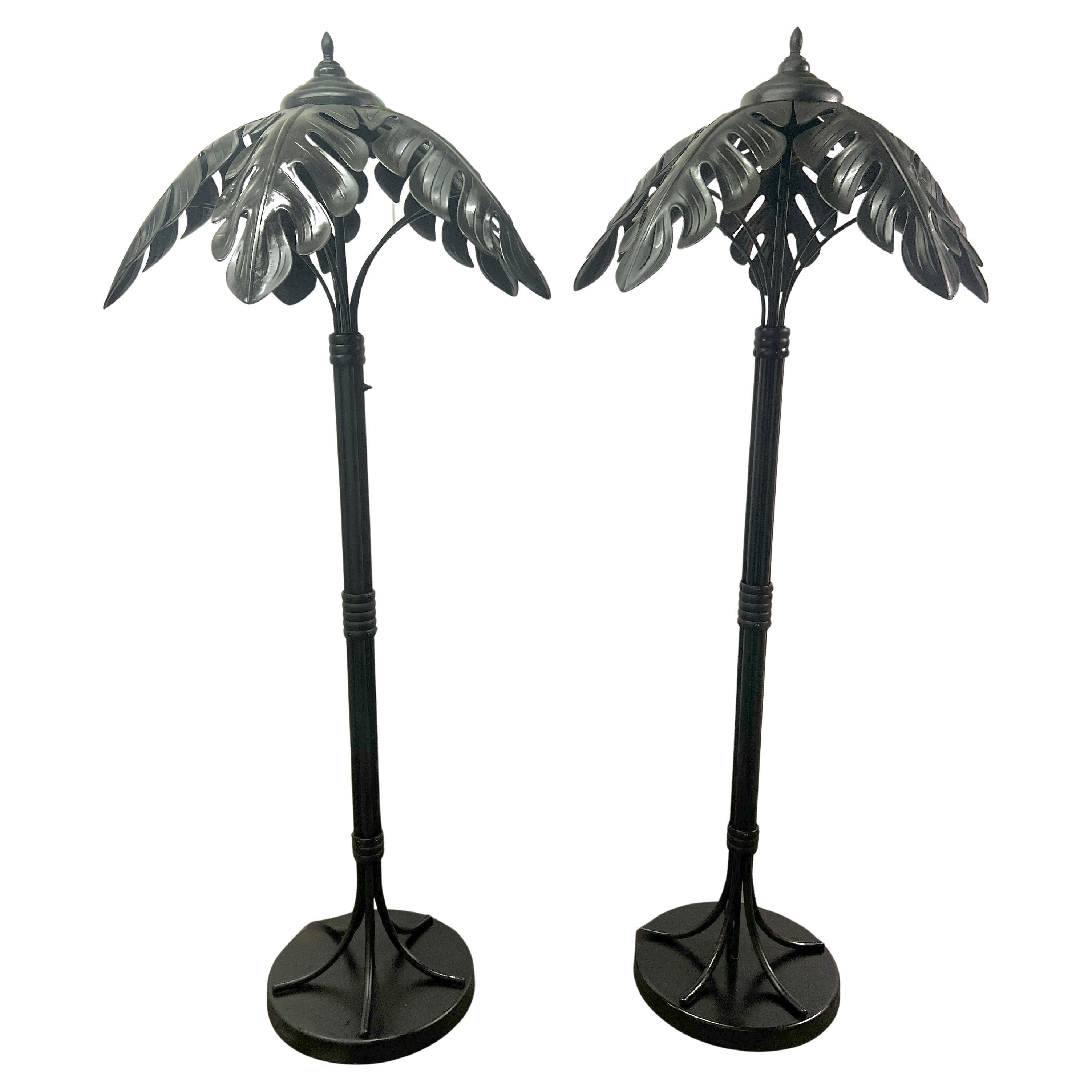 Paume en métal  lampes avec fraises en métal et trois lampes chacune avec co en vente