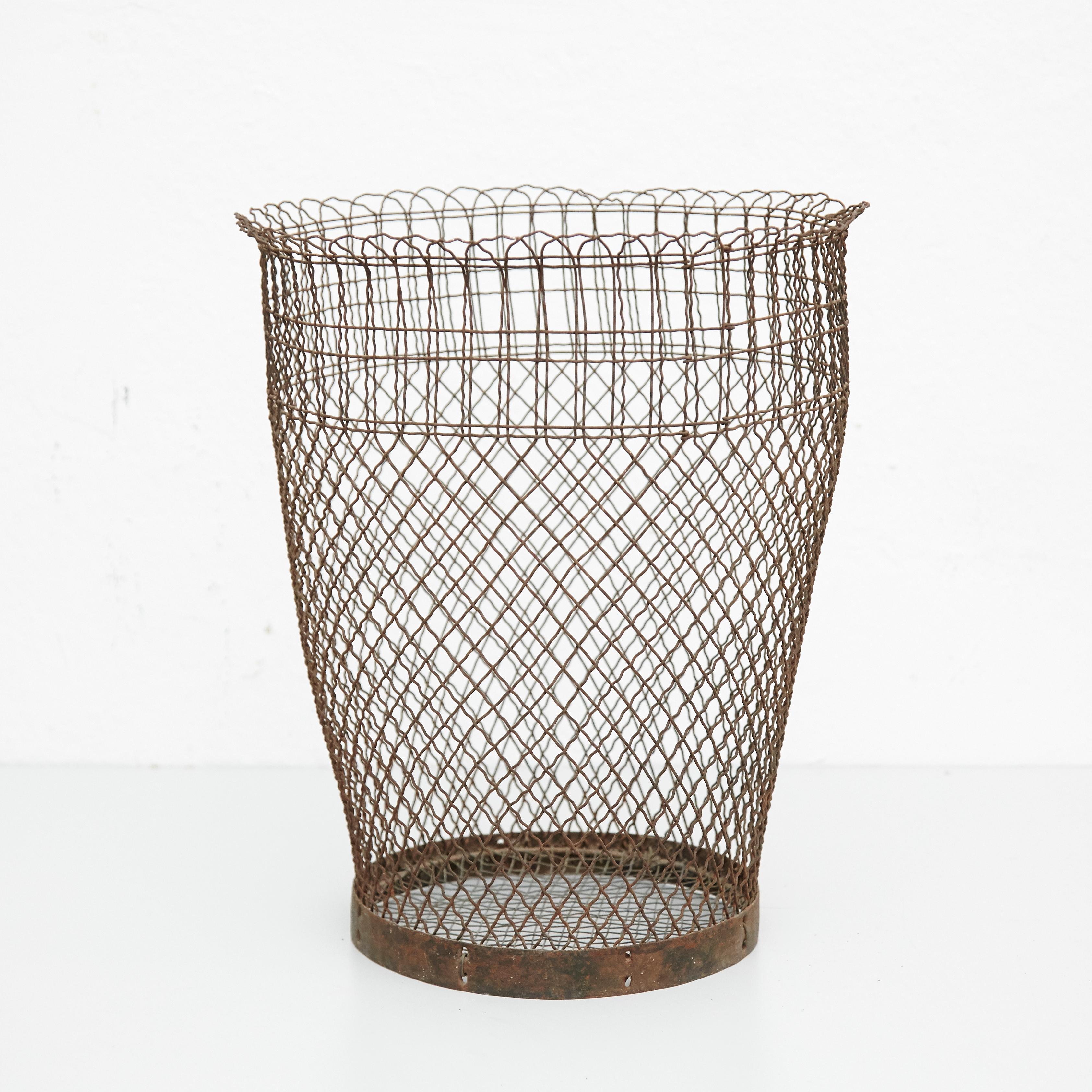 Metal paper bin made by wire woven in a Classic cross-hatched pattern completed by a solid ring. 
Unknown manufacturer, France,
circa 1940

Materials:
Metal

Dimensions: 
Diameter 30 x 35 height cm

In original condition, with minor wear