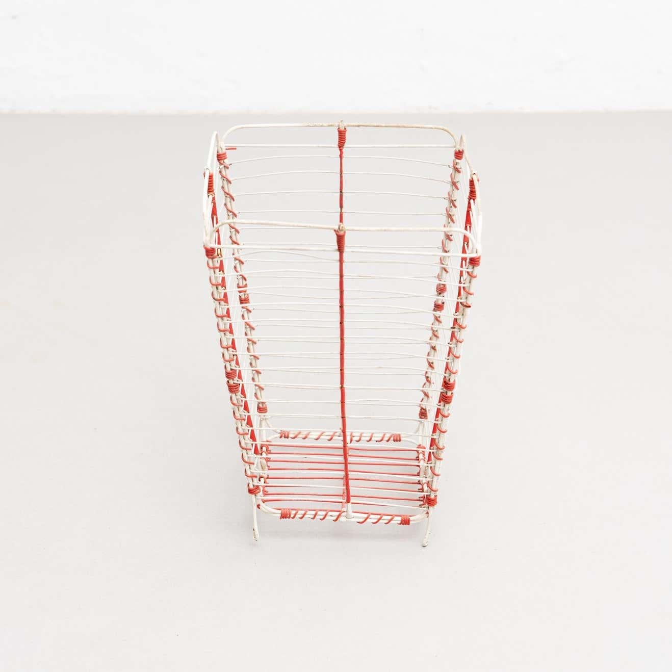 Metal paper bin made by wire woven in a classic cross-hatched pattern completed by a solid ring. 
Unknown manufacturer, France,
circa 1940

Materials:
Metal

In original condition, with minor wear consistent of age and use, preserving a