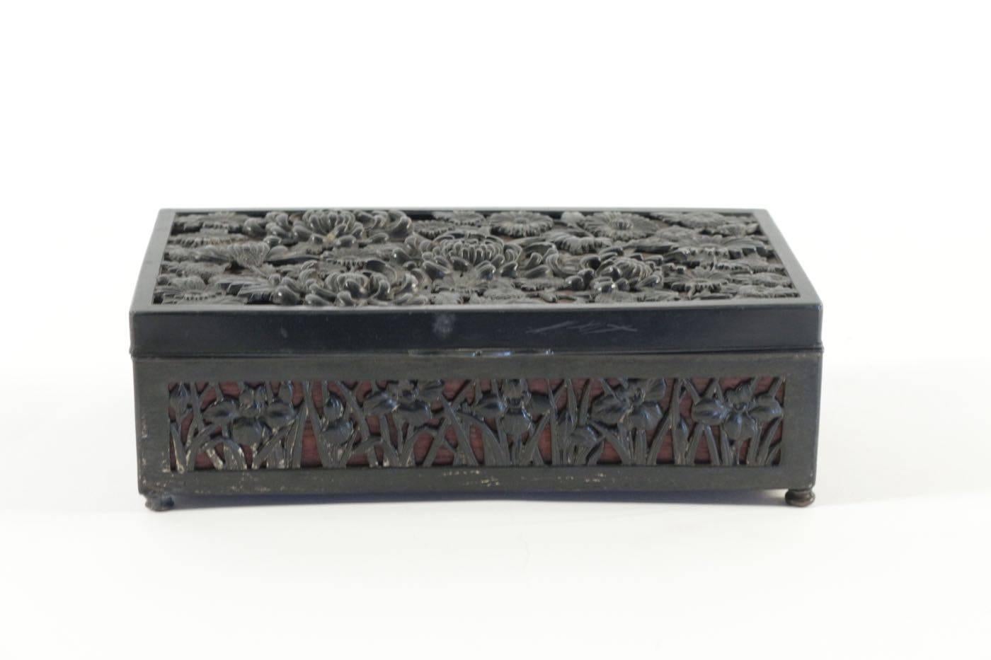 Metal patinated Art Nouveau box with floral design and interior of mahogany, circa 1900
Measures: H: 6 cm, L: 18 cm, P: 9 cm.
  