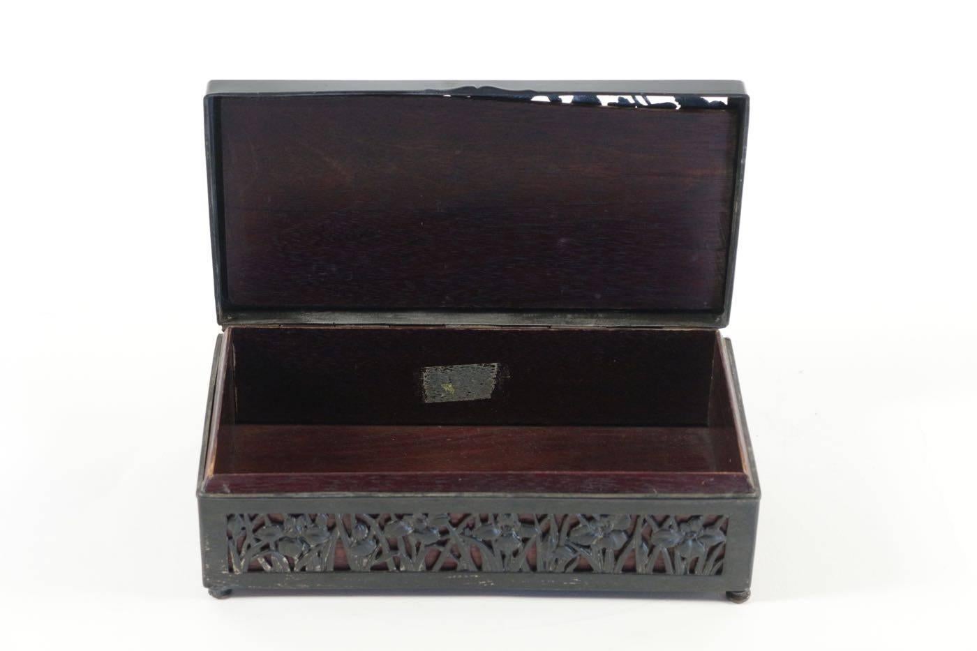 Metal Patinated Art Nouveau Box with Floral Design In Excellent Condition In Saint-Ouen, FR