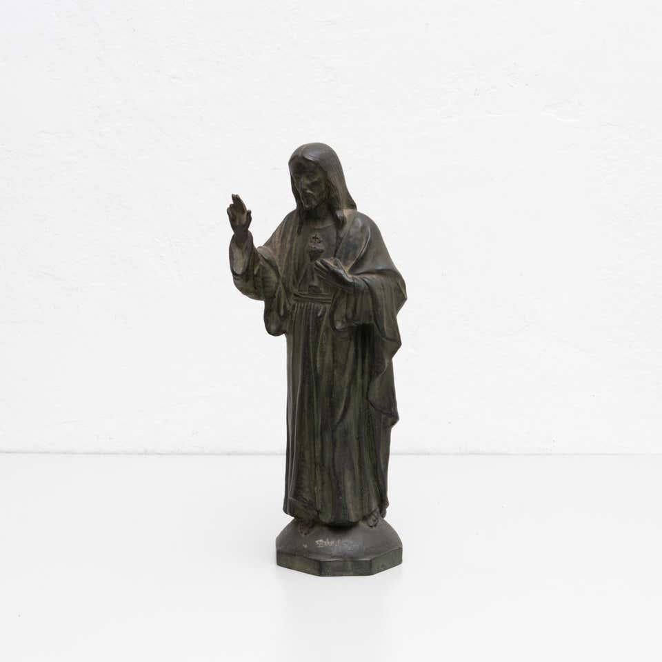 Estatua de Jesucristo de cerámica patinada en metal.  Fabricado en España, hacia 1950.  En su estado original, con pequeños desgastes propios de la edad y el uso, conserva una hermosa pátina.  Firmado por el fabricante.   