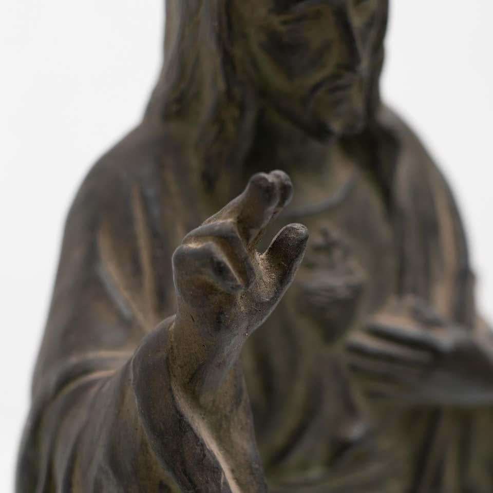 Métal Figurine de Jésus-Christ en céramique patinée par le métal, vers 1950 en vente