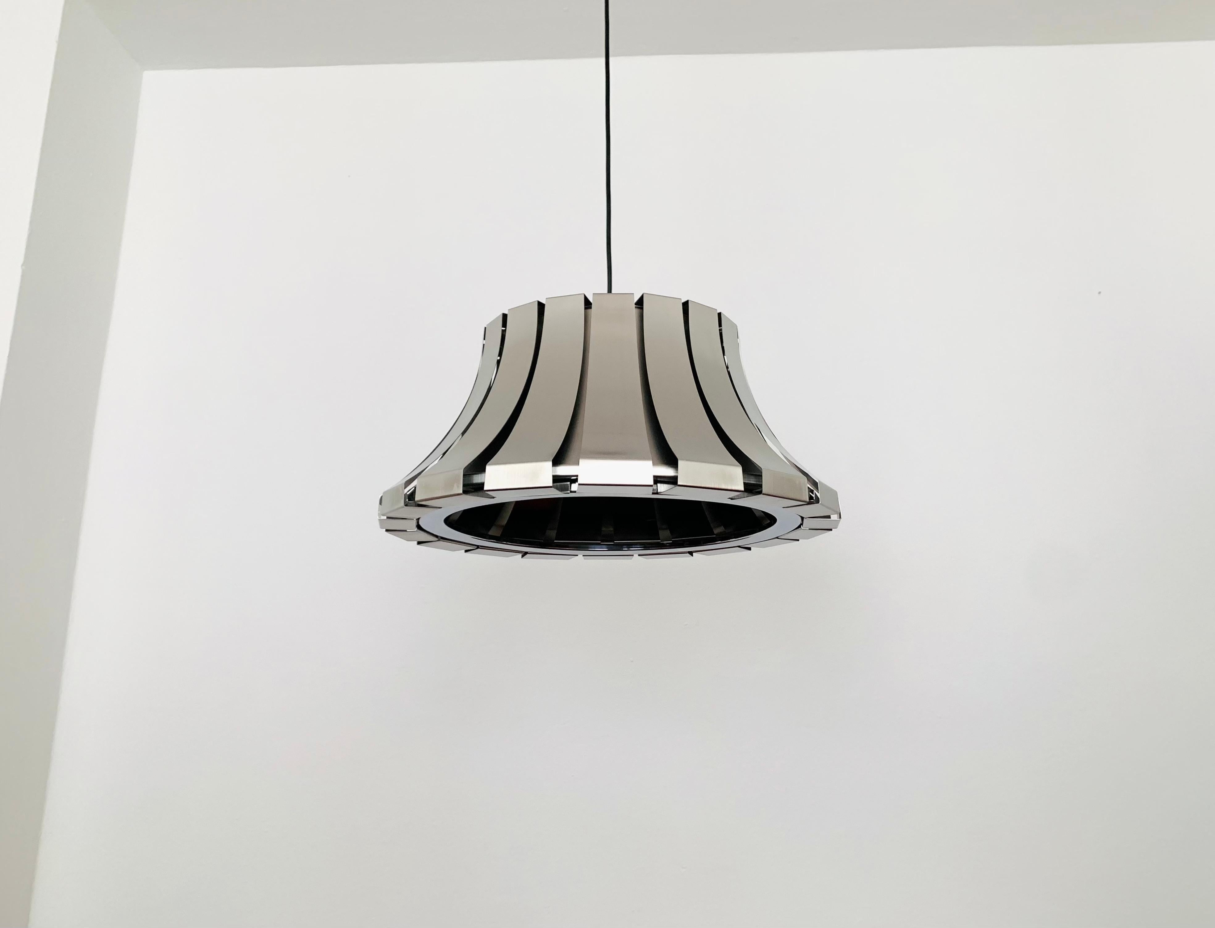 Wonderful stainless steel pendant lamp from the 1960s.
The design of the lamp creates a cozy atmosphere.
Very high quality processing.
A great design object and an enrichment for every home.

Design: Elio Martinelli

Condition:

Very good