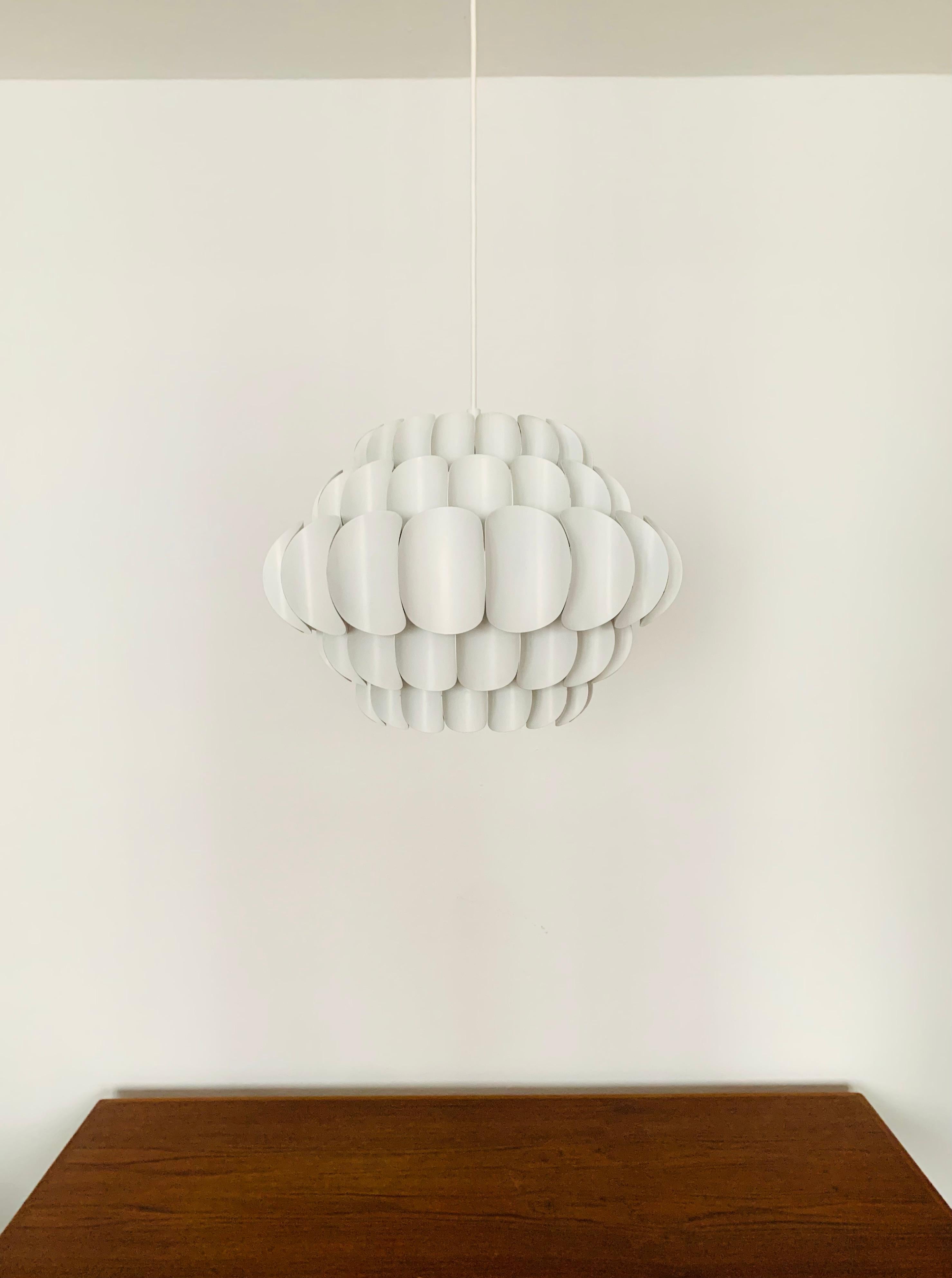 Splendida lampada a sospensione in metallo bianco di Thorsten Orrling degli anni '60.
Lo straordinario design crea un fantastico gioco di luci nella stanza.
Versione grande con 5 file.

Condizioni:

Condizioni vintage molto buone con lievi segni di