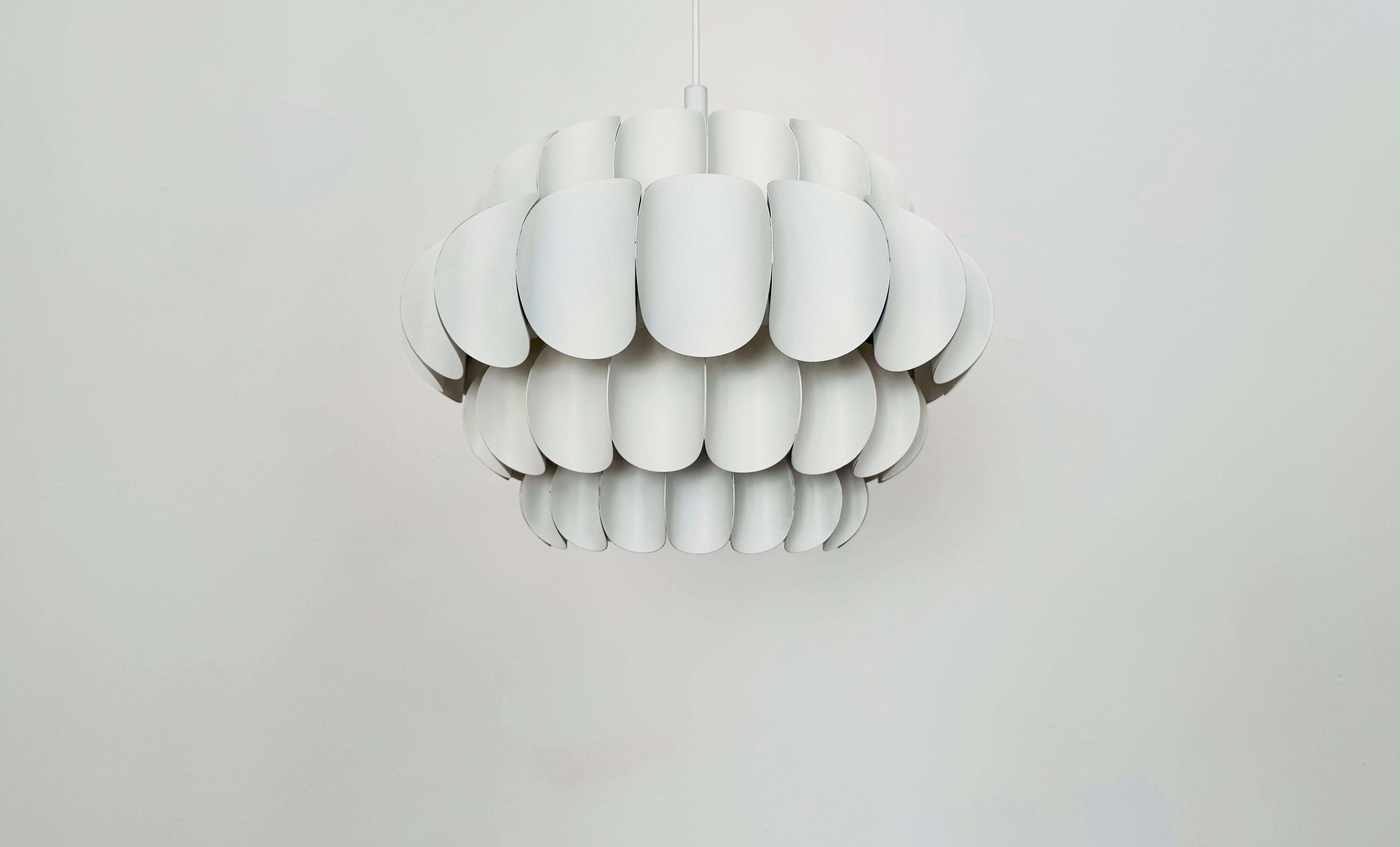 Merveilleuse lampe suspendue en métal blanc de Thorsten Orrling datant des années 1960.
Le design extraordinaire crée un fantastique jeu de lumière dans la pièce.
Rare version à 4 rangs.

Condit :

Très bon état vintage avec de légers signes d'usure