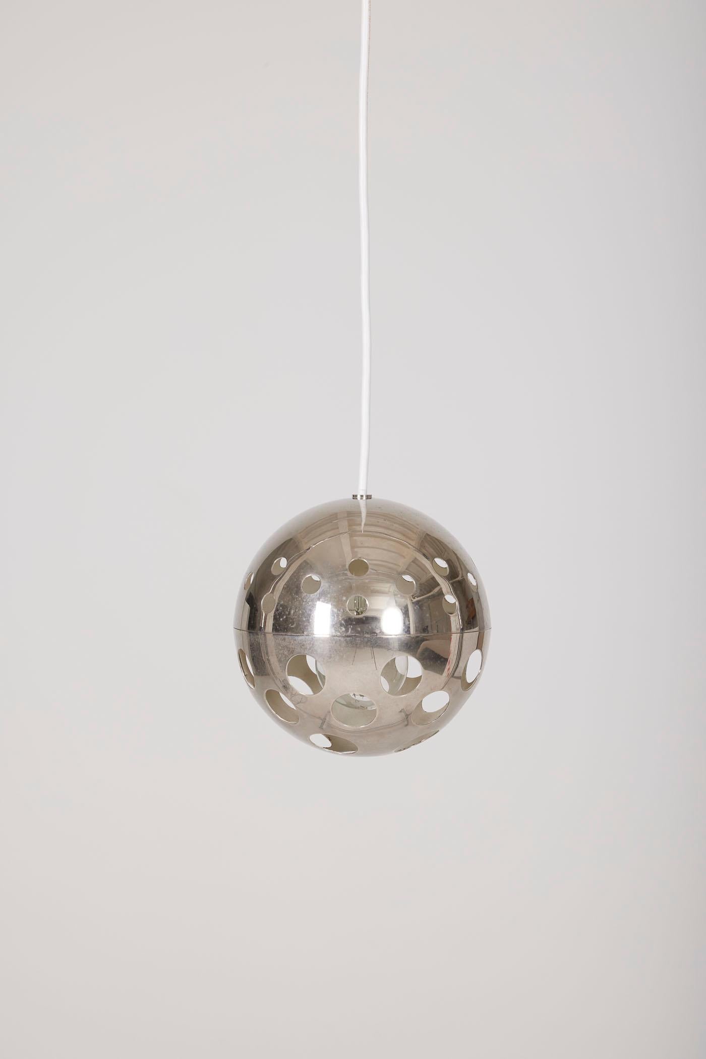 A spherical pendant light by Sabine Charoy, published by Verre Lumière, 1970s. Rare perforated metal suspension. Very slight signs of wear
LP1155