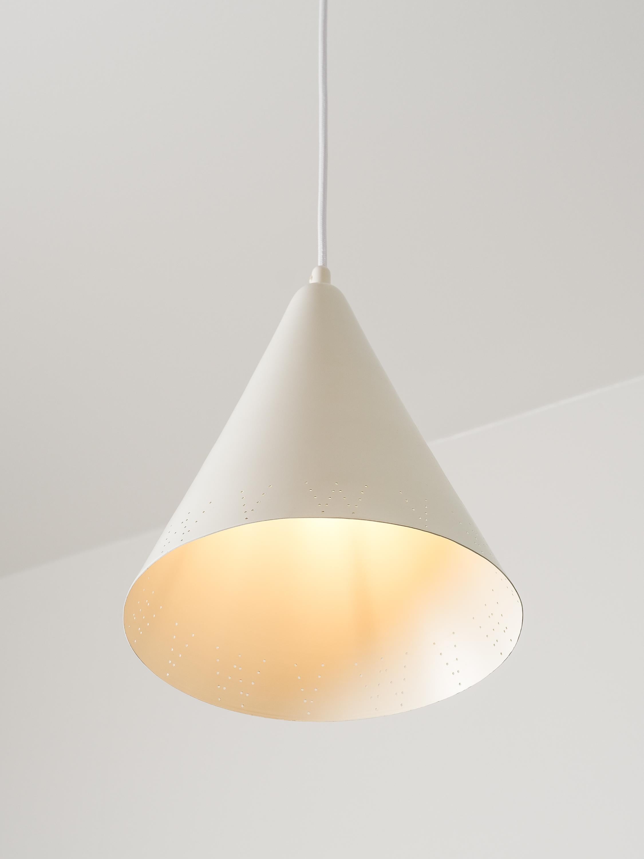 Metall-Pendelleuchte Modell #61-321 von Lisa Johansson-Pape für Stockmann Orno, 1950er Jahre (Skandinavische Moderne)