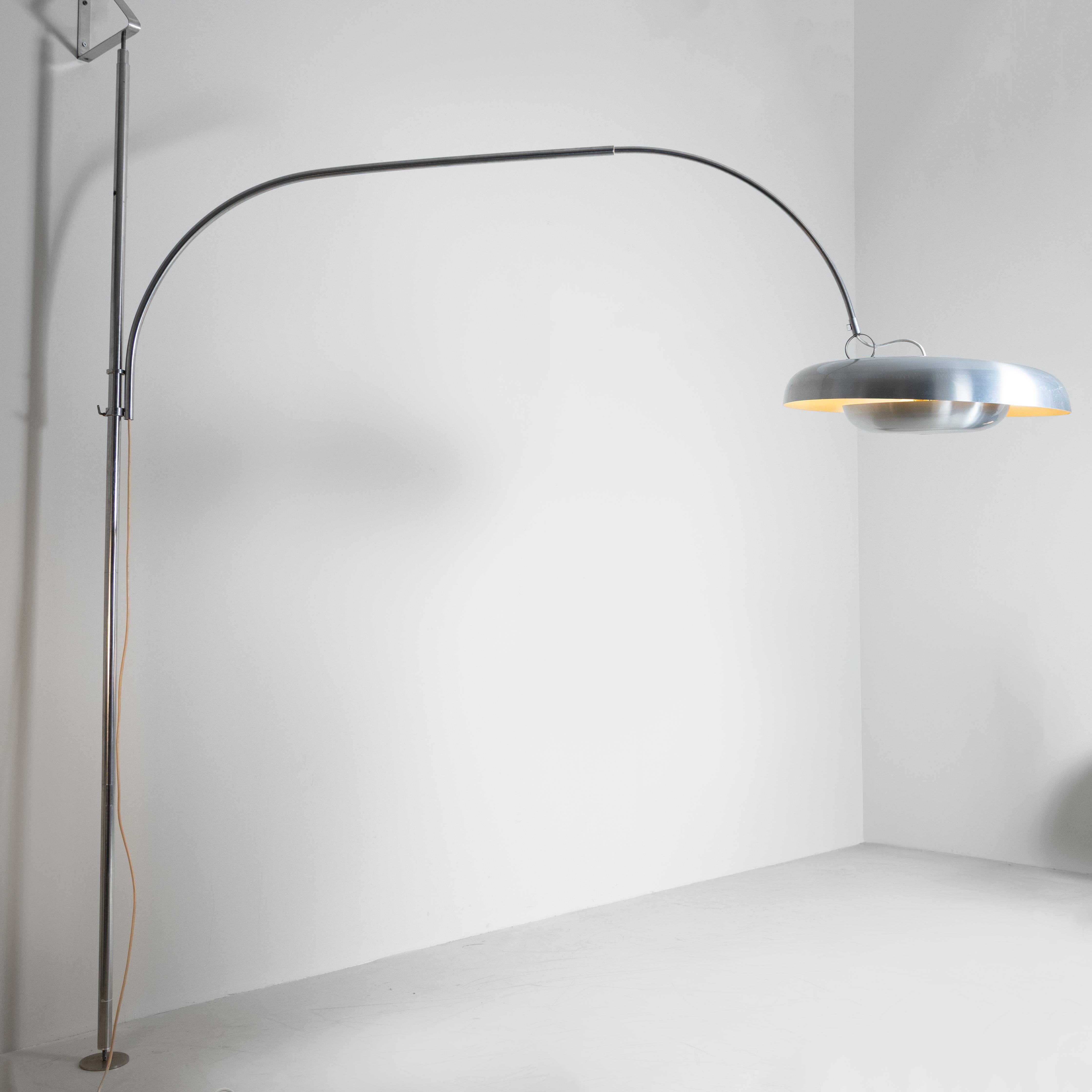 Lampada da terra con tensione tra pavimento e soffitto, disegnata da Pirro Cuniberti per Sirrah negli anni Sessanta. Struttura in metallo verniciato con diffusore regolabile. Un progetto che si distingue per la sua essenzialità formale e per