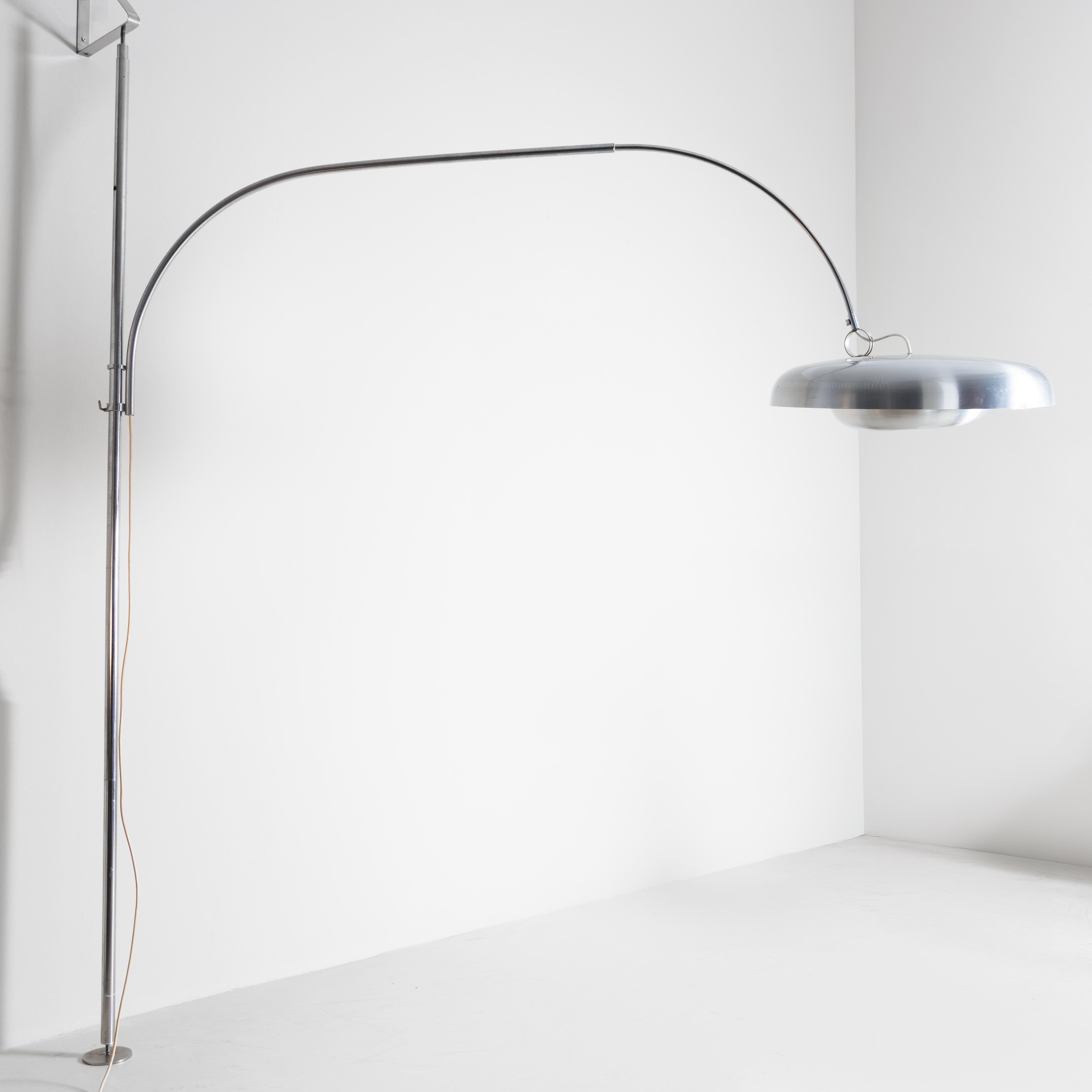 Mid-Century moderno Lampada da terra in metallo di Pirro Cuniberti Arco per Sirrah 1970 in vendita