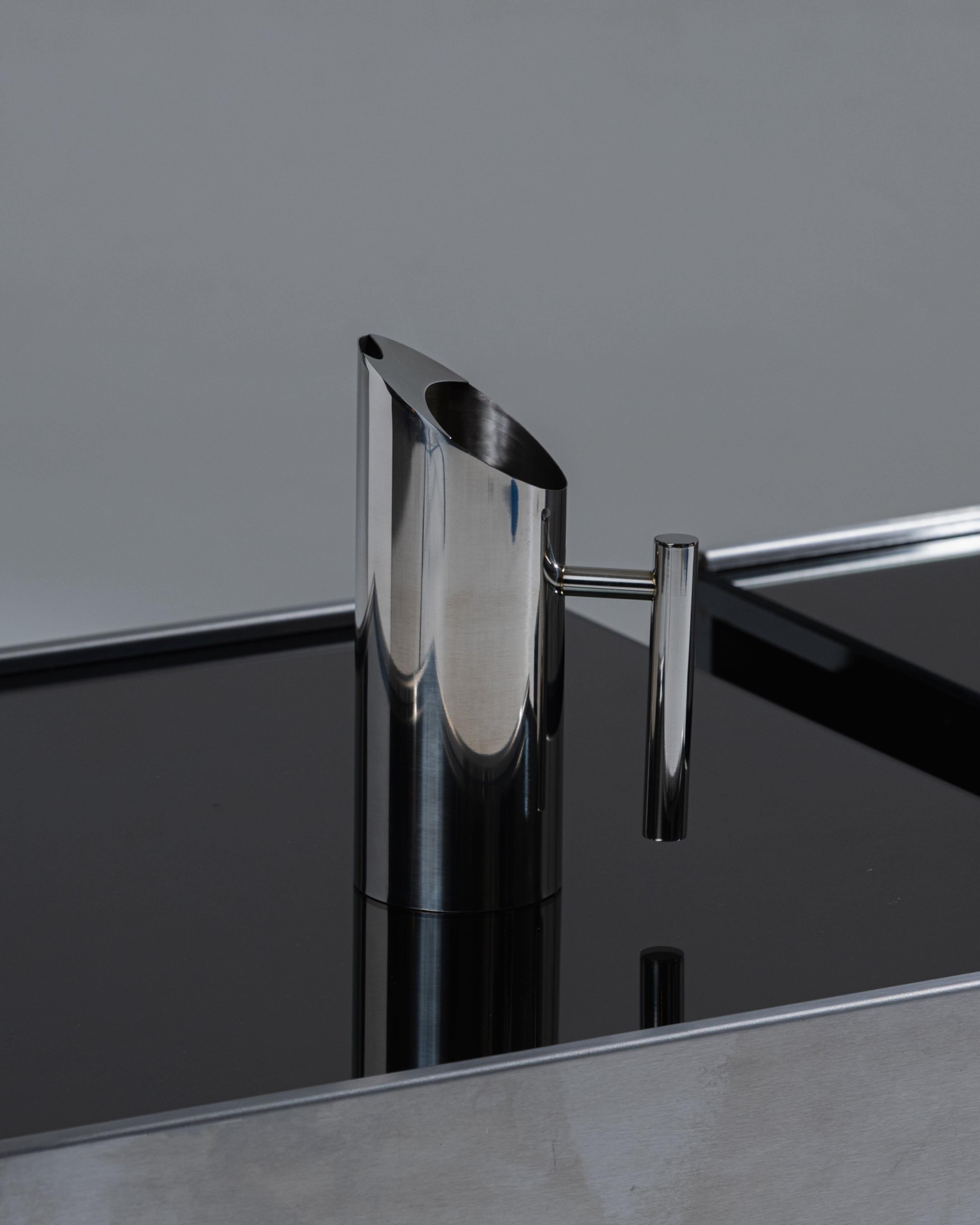 Stainless steel pitcher with a sleek design, typical of postmodern design. Excellent condition.

PN1791