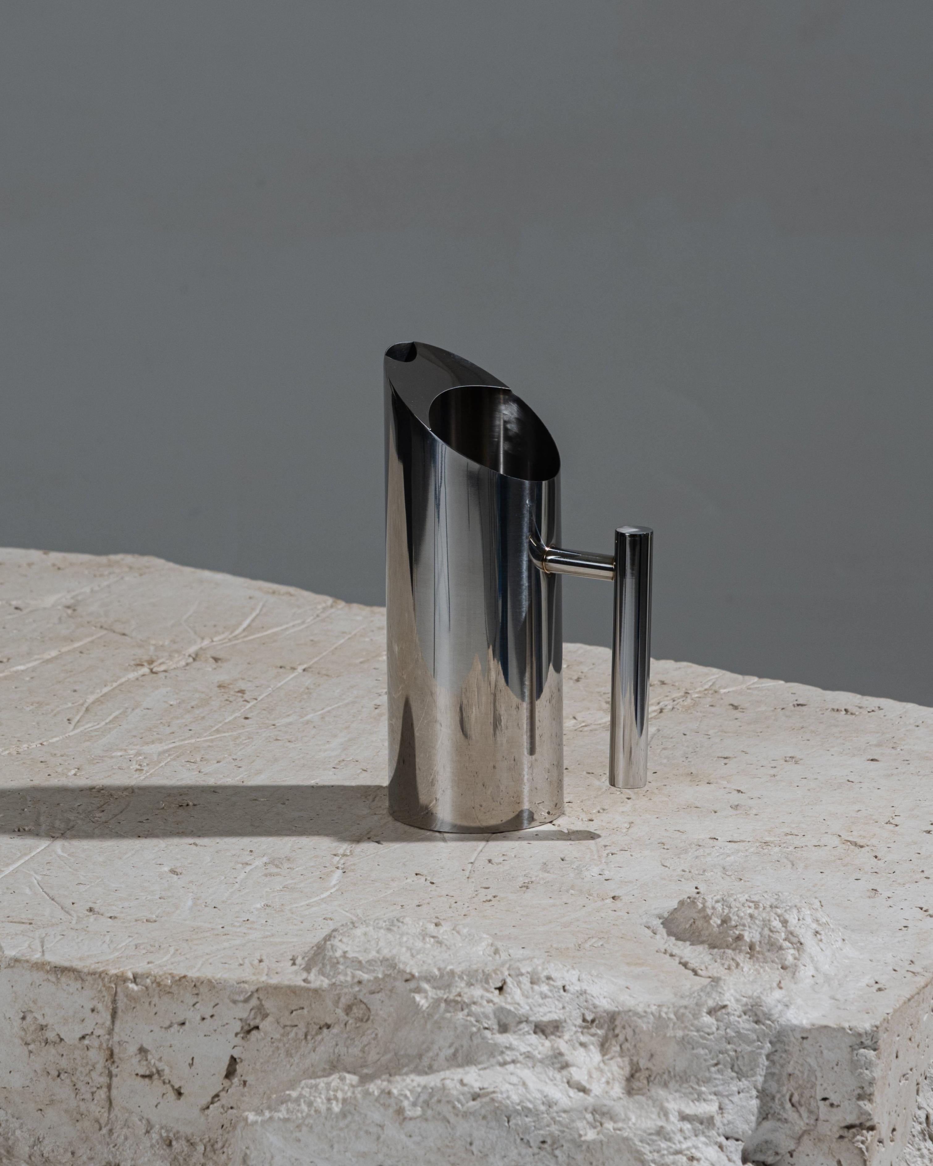 Metal Pitcher In Excellent Condition For Sale In PARIS, FR