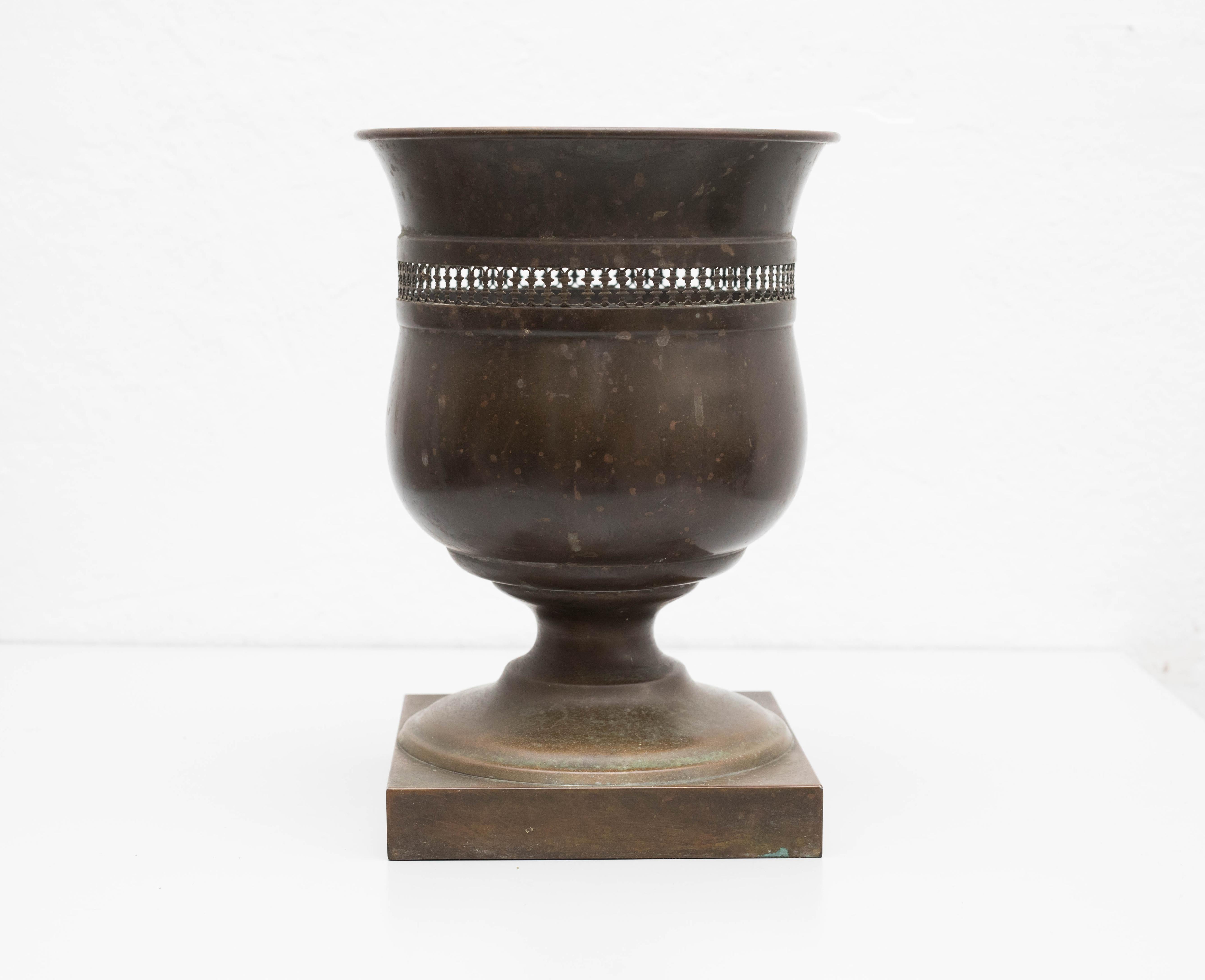 Jardinière en métal, vers 1960  Fabriqué en Espagne.    En état d'origine, avec de légères usures dues à l'âge et à l'utilisation, préservant une belle patine.    Matériau :  Métal.   