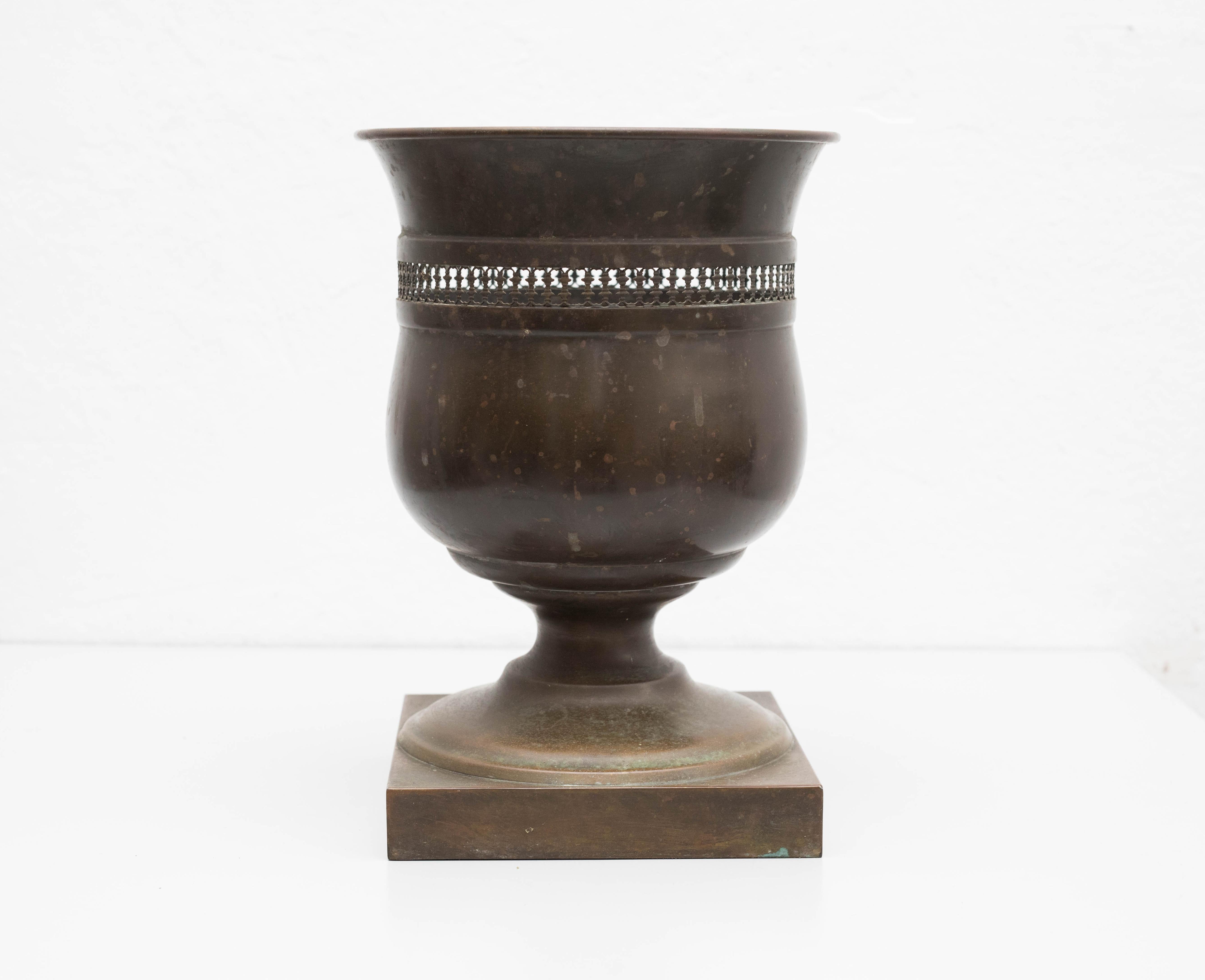 Metal planter, circa 1960
Manufactured in Spain.

In original condition, with minor wear consistent of age and use, preserving a beautiful patina.

Material:
Metal.
 