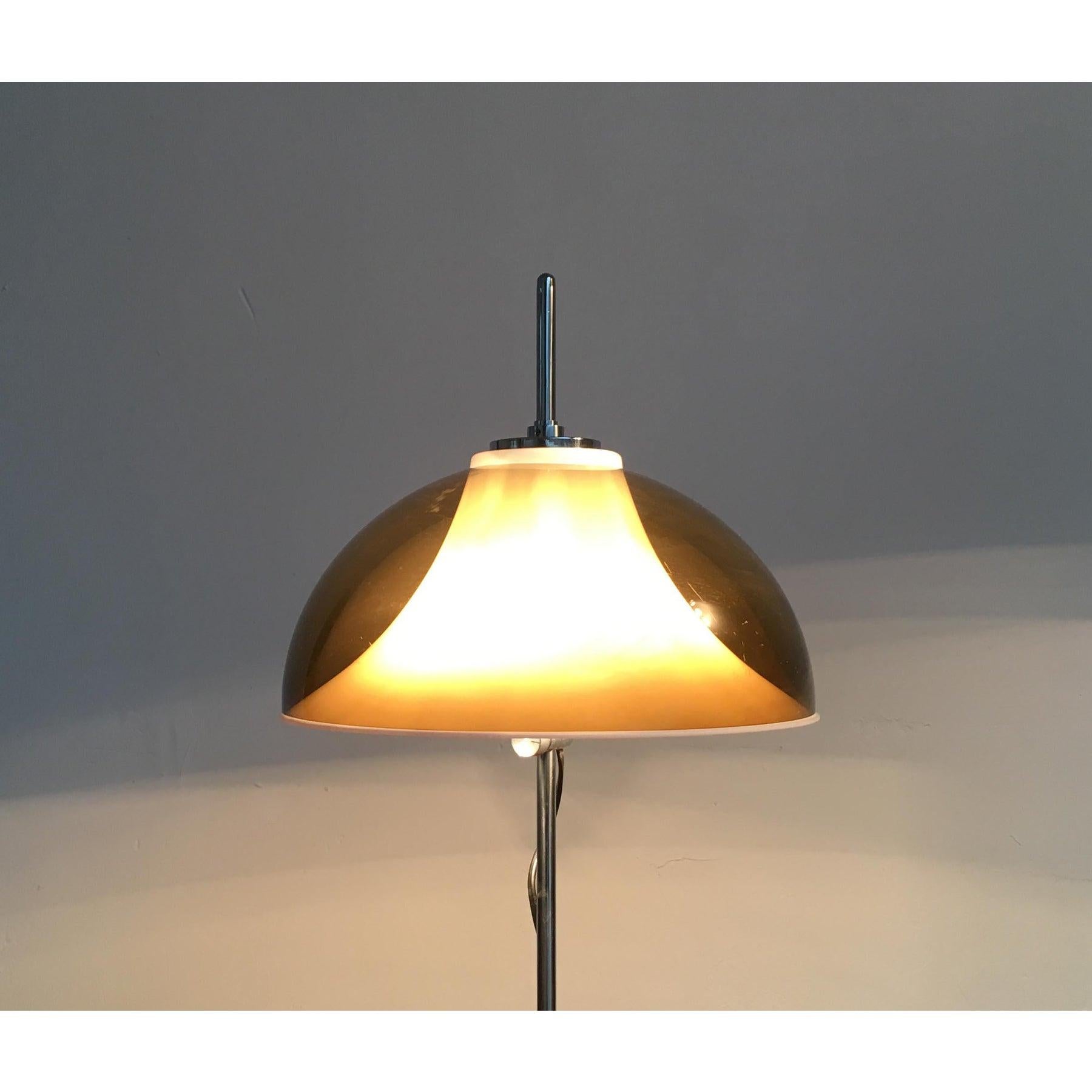 Mid-century table lamp attributed to Gino Sarfatti
- Manufacturer of this light is probably Gepo
- The design of this lamp plays with transparency and the interior and exterior
- The outer shell of the screen consists of a transparent smoke-colored