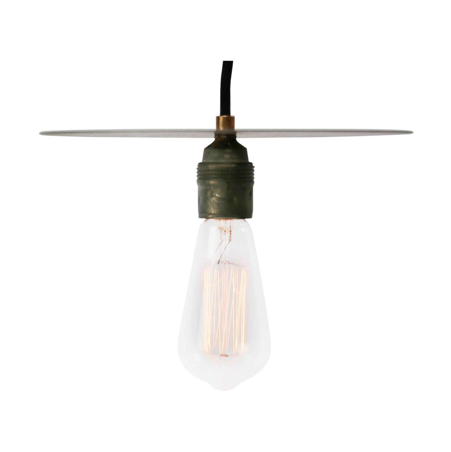 Metal pendant lights
Metal bulb holder with flat metal plate.
Size: 200 cm / 80