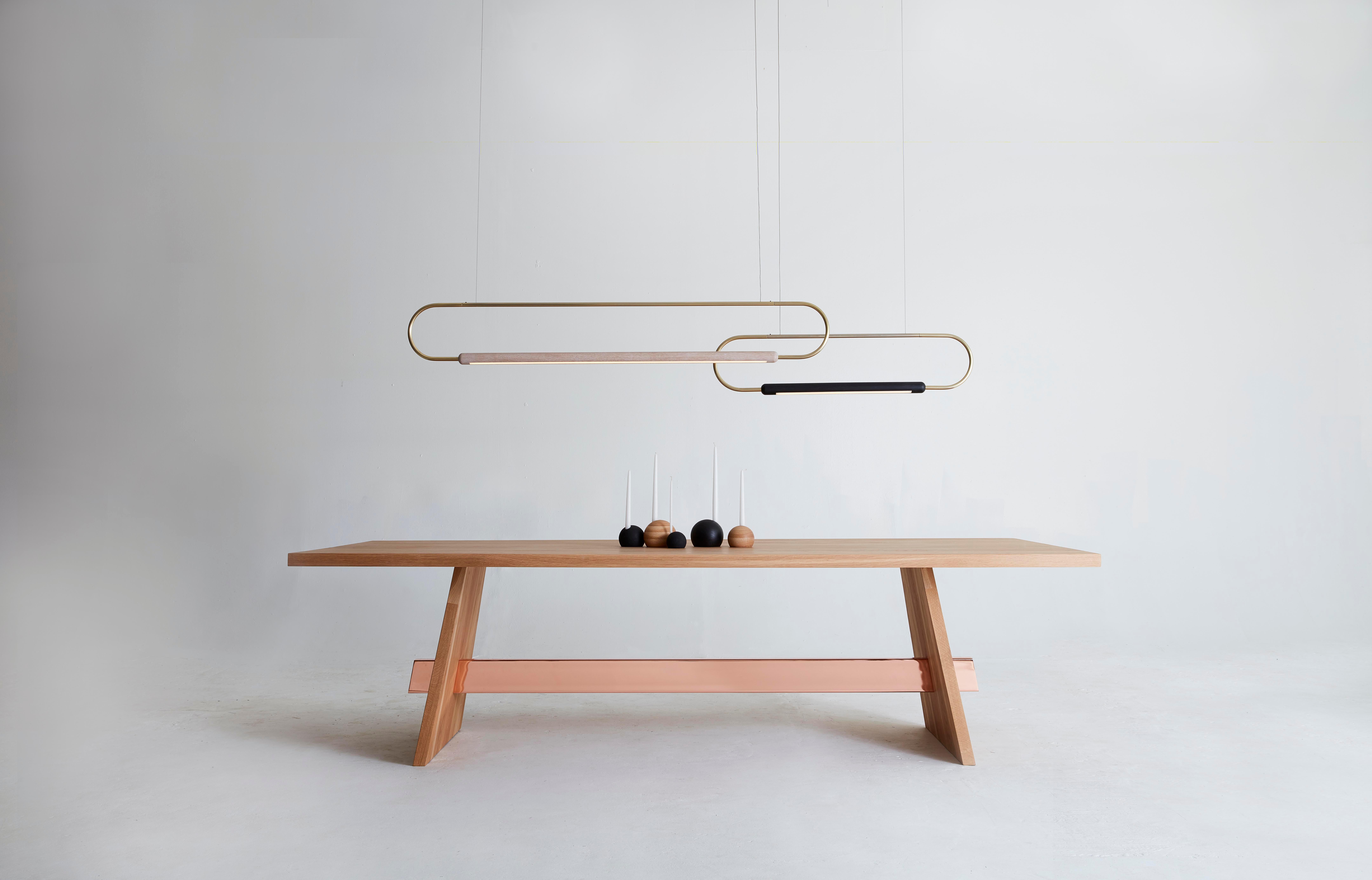 Mesa de Comedor Istmo Pequeña de Nogal Chapado en Metal by Hollis & Morris Recubrimiento de polvo en venta