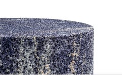 Tavolino o sgabello rotondo in metallo Table Rock Blue, schiuma di alluminio di Michael Young