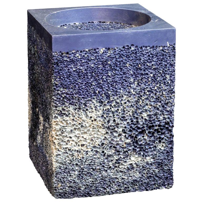 Table d'appoint ou tabouret carré en métal bleu rocheux en mousse d'aluminium de Michael Young