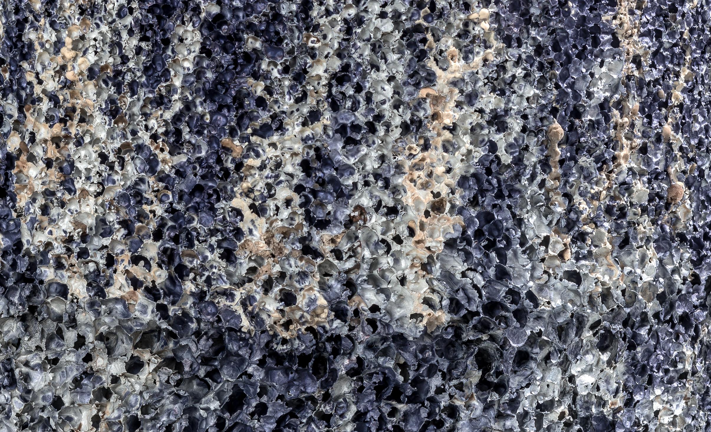 Britannico Tavolino o sgabello quadrato Metal Rock Blue Schiuma di alluminio di Michael Young in vendita