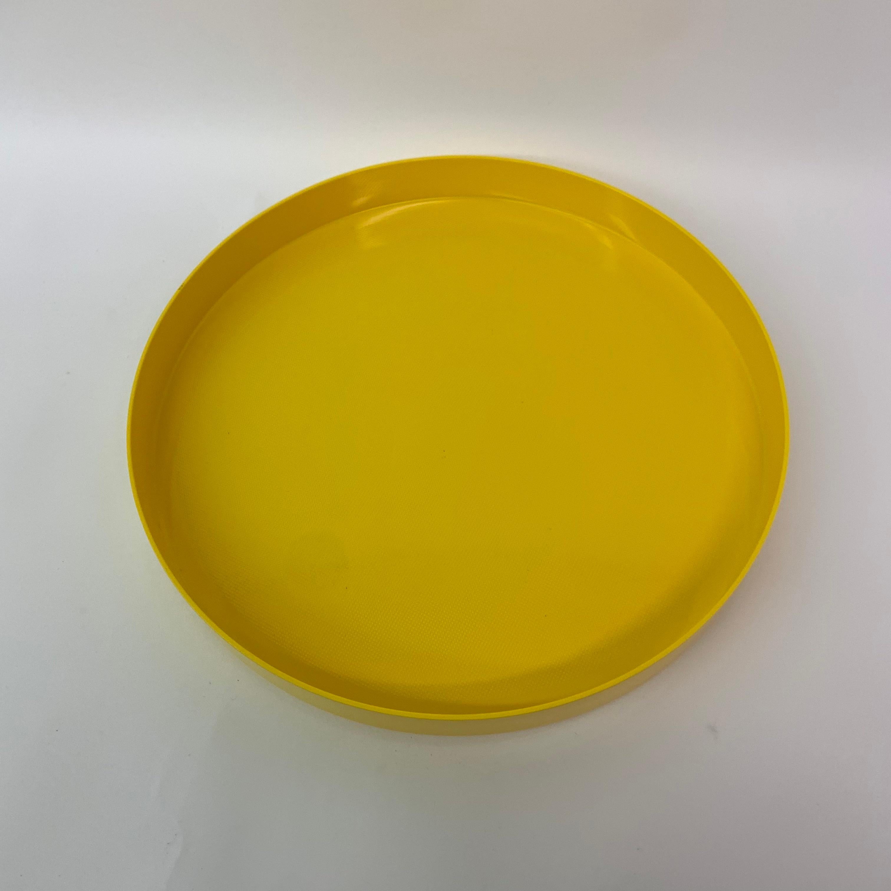 Bandeja de servir de metal Rosti de melamina amarilla Diseño danés, años 70 en venta 1
