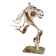 Escultura rústica de metal en forma de caballo