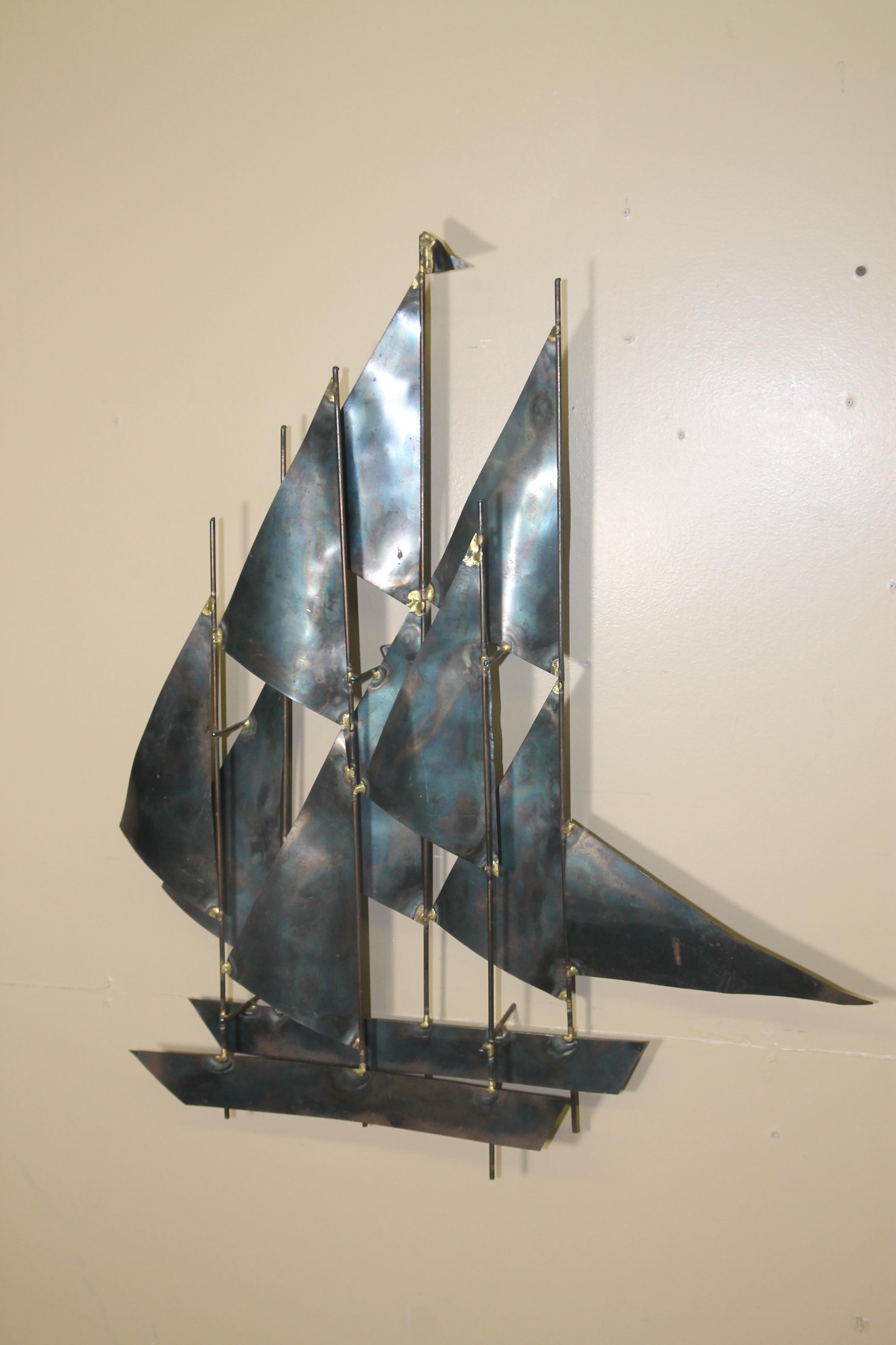 Wandskulptur mit Segelbooten aus Metall in der Art von Curtis Jere (amerikanisch) im Angebot