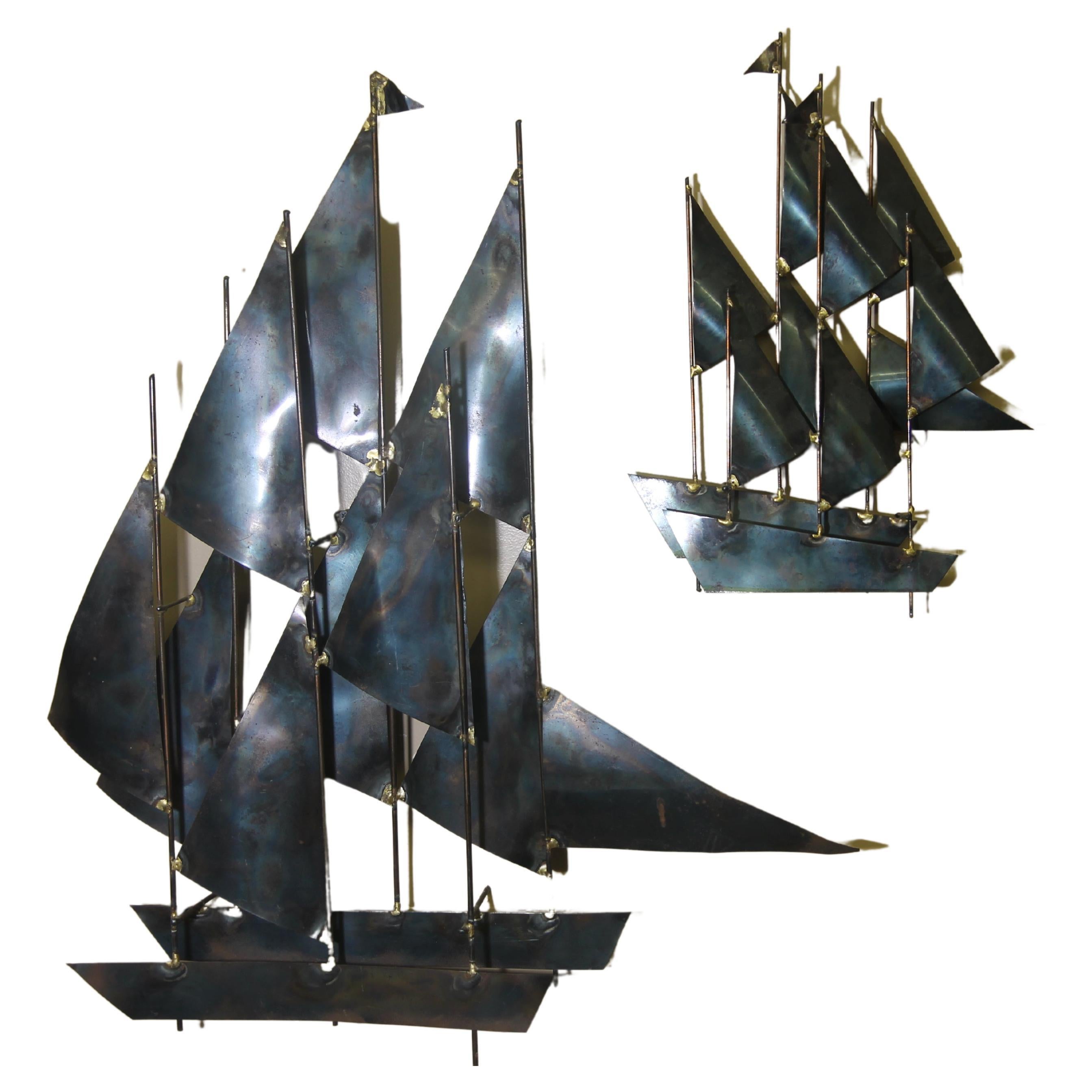 Sculpture murale en métal représentant des voiliers en métal à la manière de Curtis Jere