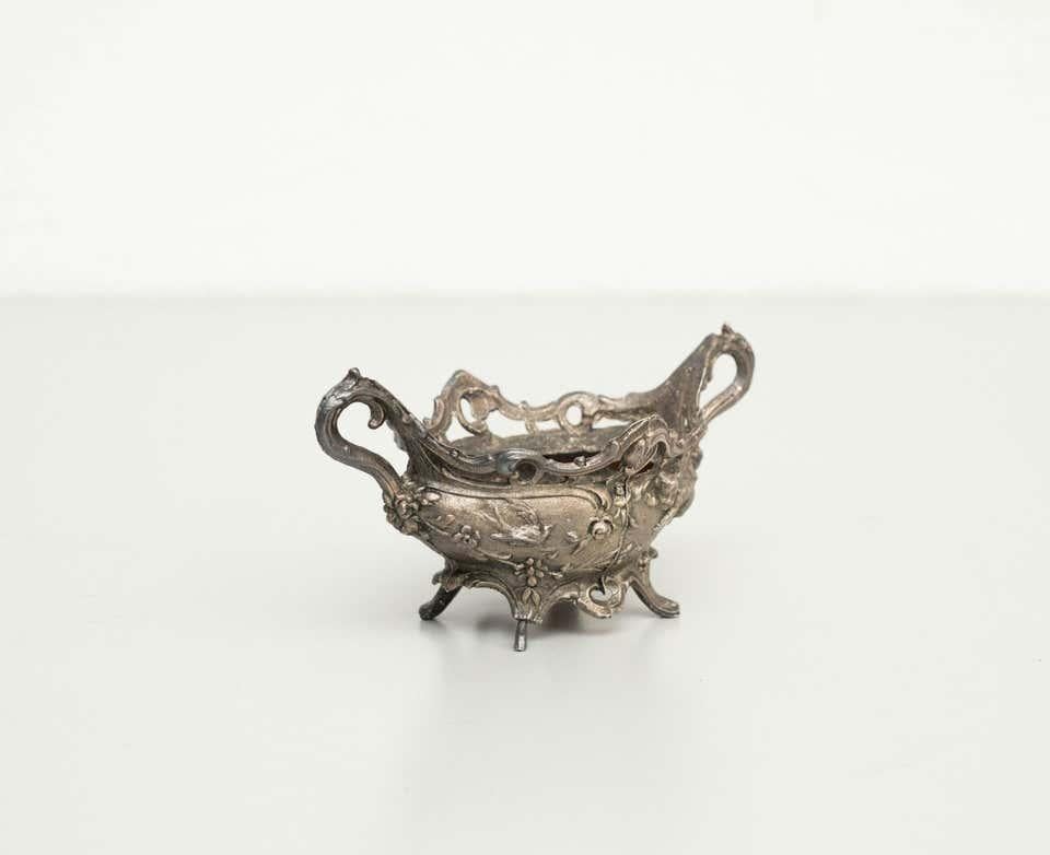 Saucière en métal, Circa 1930.  par un fabricant inconnu, France.    En état d'origine, avec une usure mineure conforme à l'âge et à l'utilisation, préservant une belle patine.    Matériaux :  Métal    Dimensions :  H 8 cm   L 16 cm   D 8.5 cm.