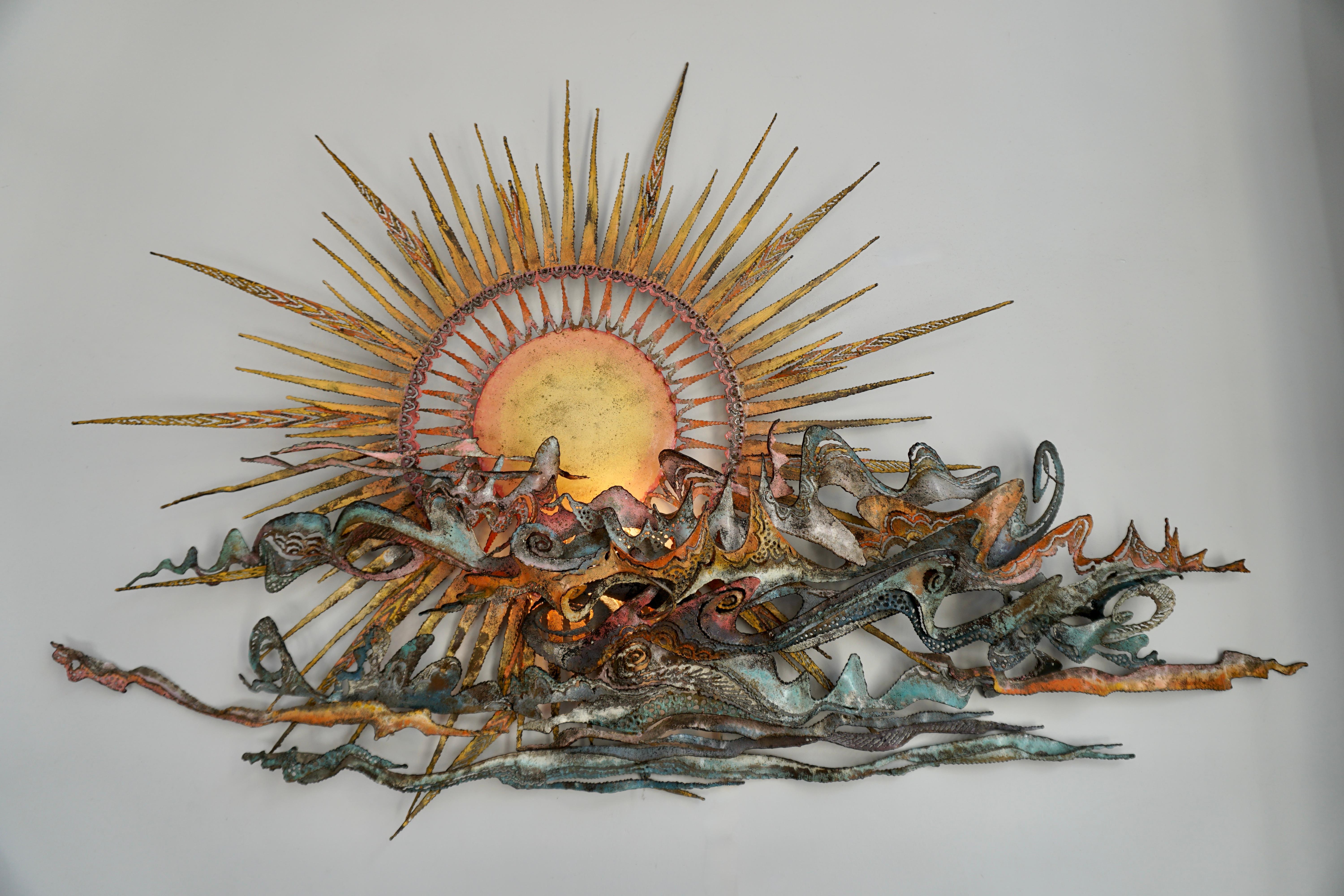Metallskulpturaler Wandleuchter „Sun“ aus Metall von Muriel Borghes (Hollywood Regency) im Angebot