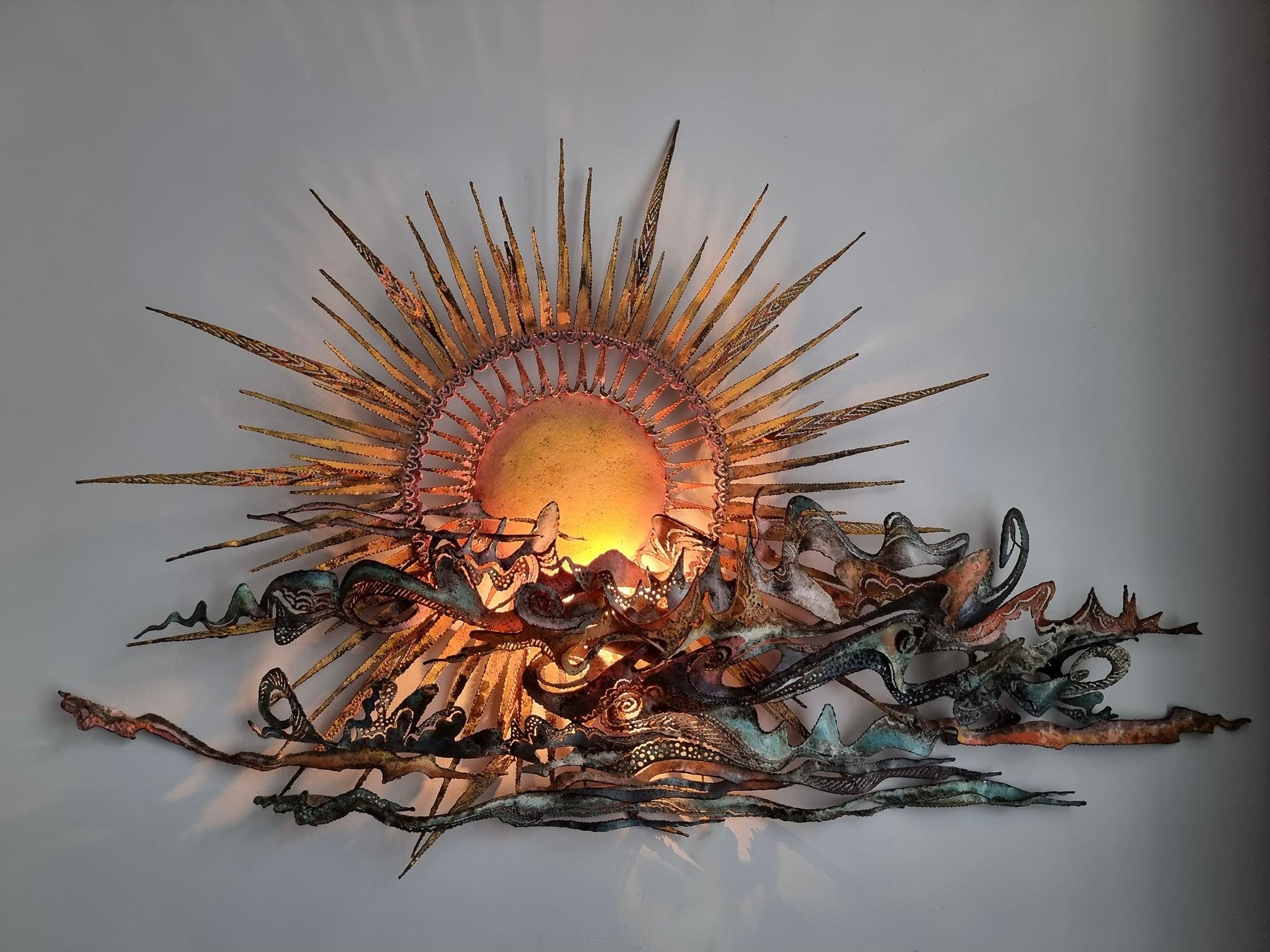 Metallskulpturaler Wandleuchter „Sun“ aus Metall von Muriel Borghes (Französisch) im Angebot