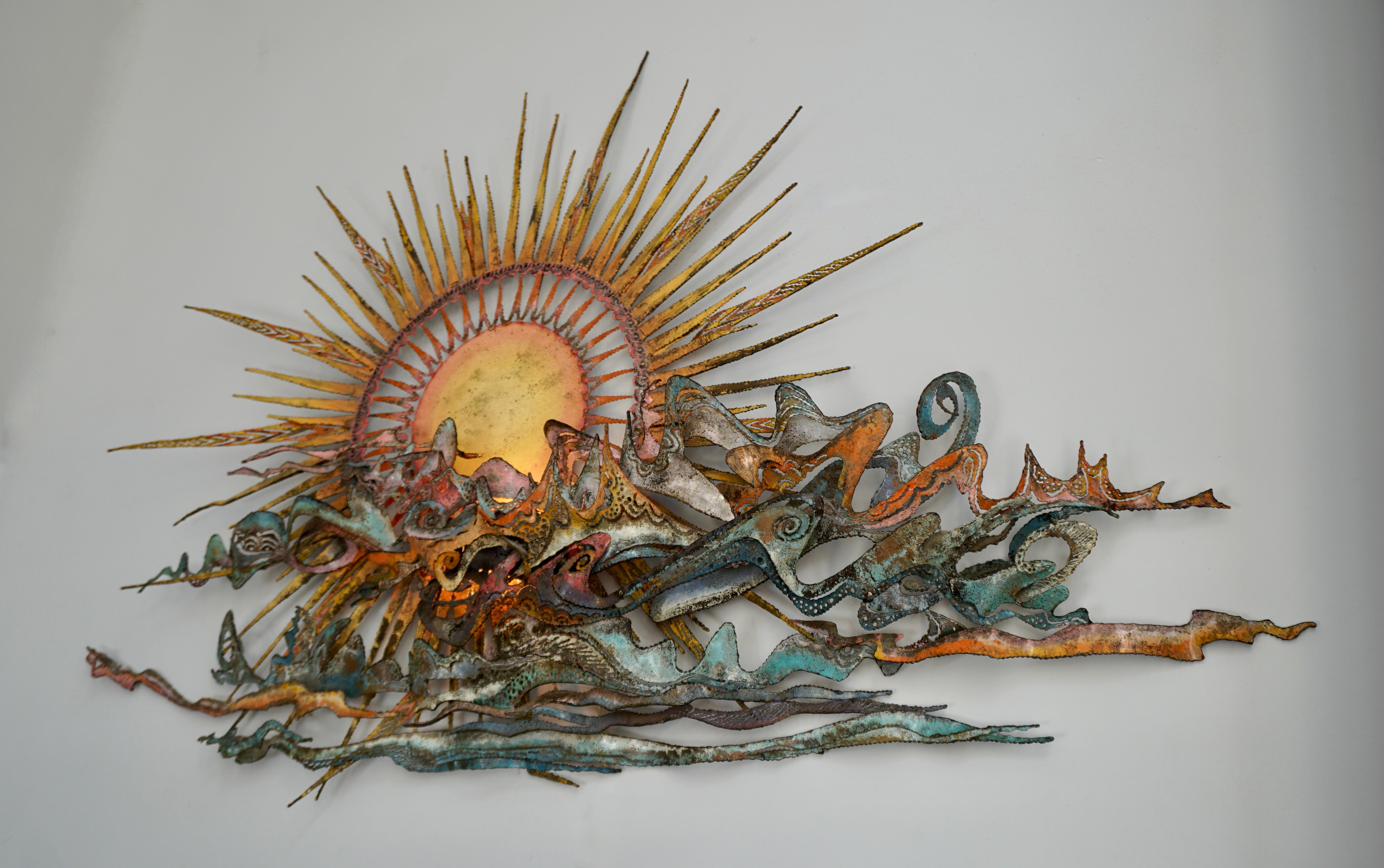 Metallskulpturaler Wandleuchter „Sun“ aus Metall von Muriel Borghes (Gemalt) im Angebot