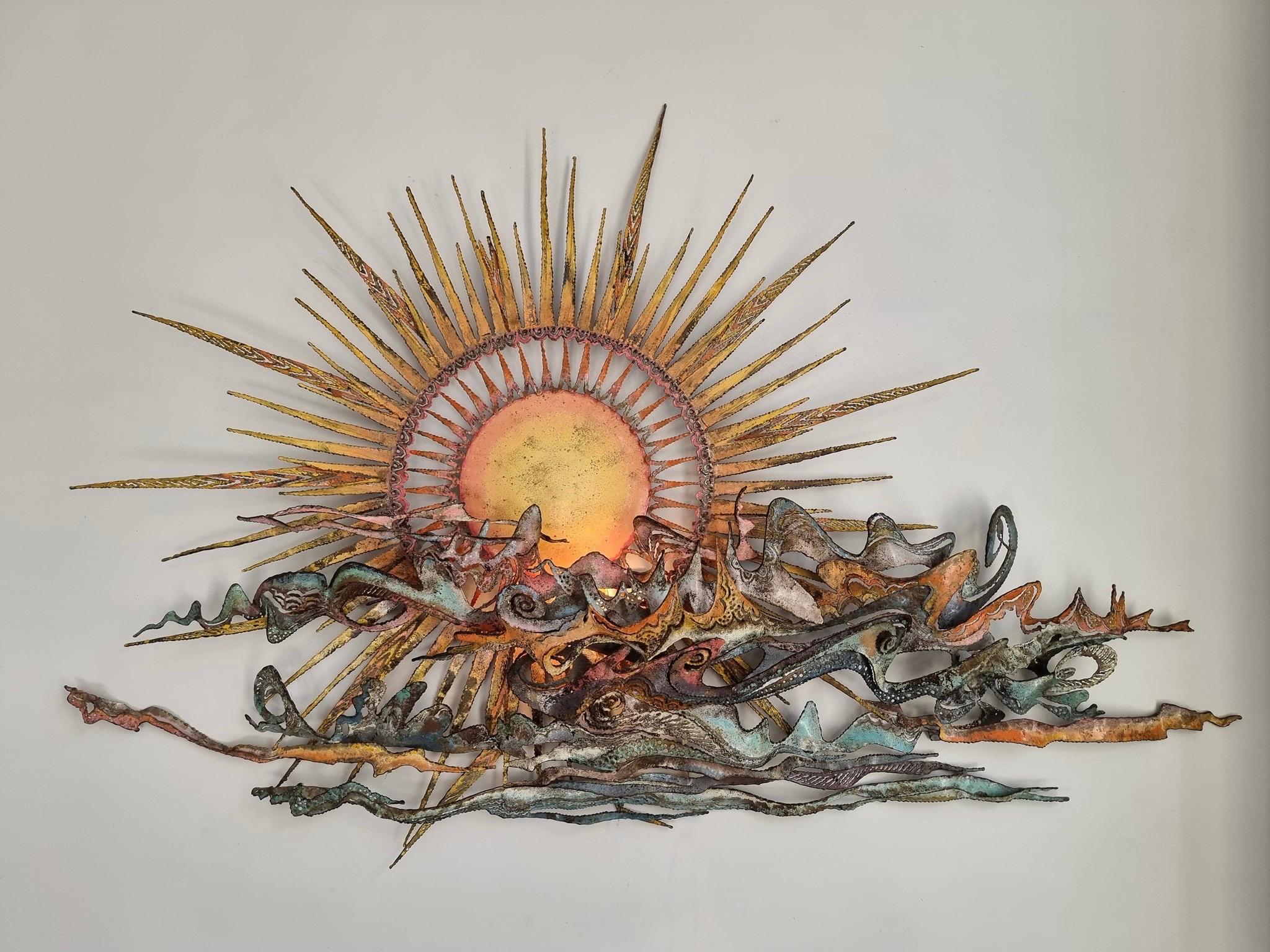 Metallskulpturaler Wandleuchter „Sun“ aus Metall von Muriel Borghes (20. Jahrhundert) im Angebot