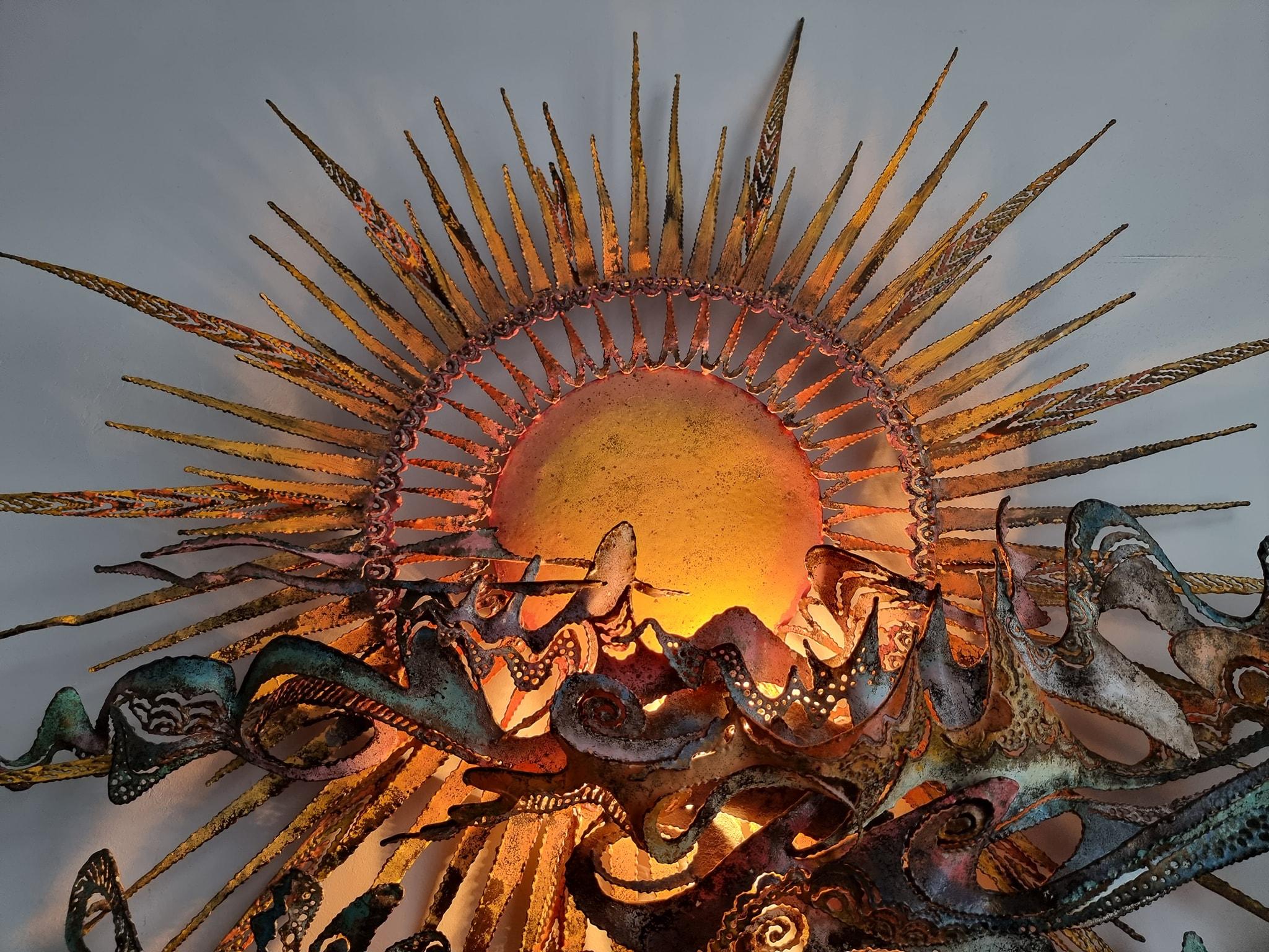 Metallskulpturaler Wandleuchter „Sun“ aus Metall von Muriel Borghes im Angebot 1