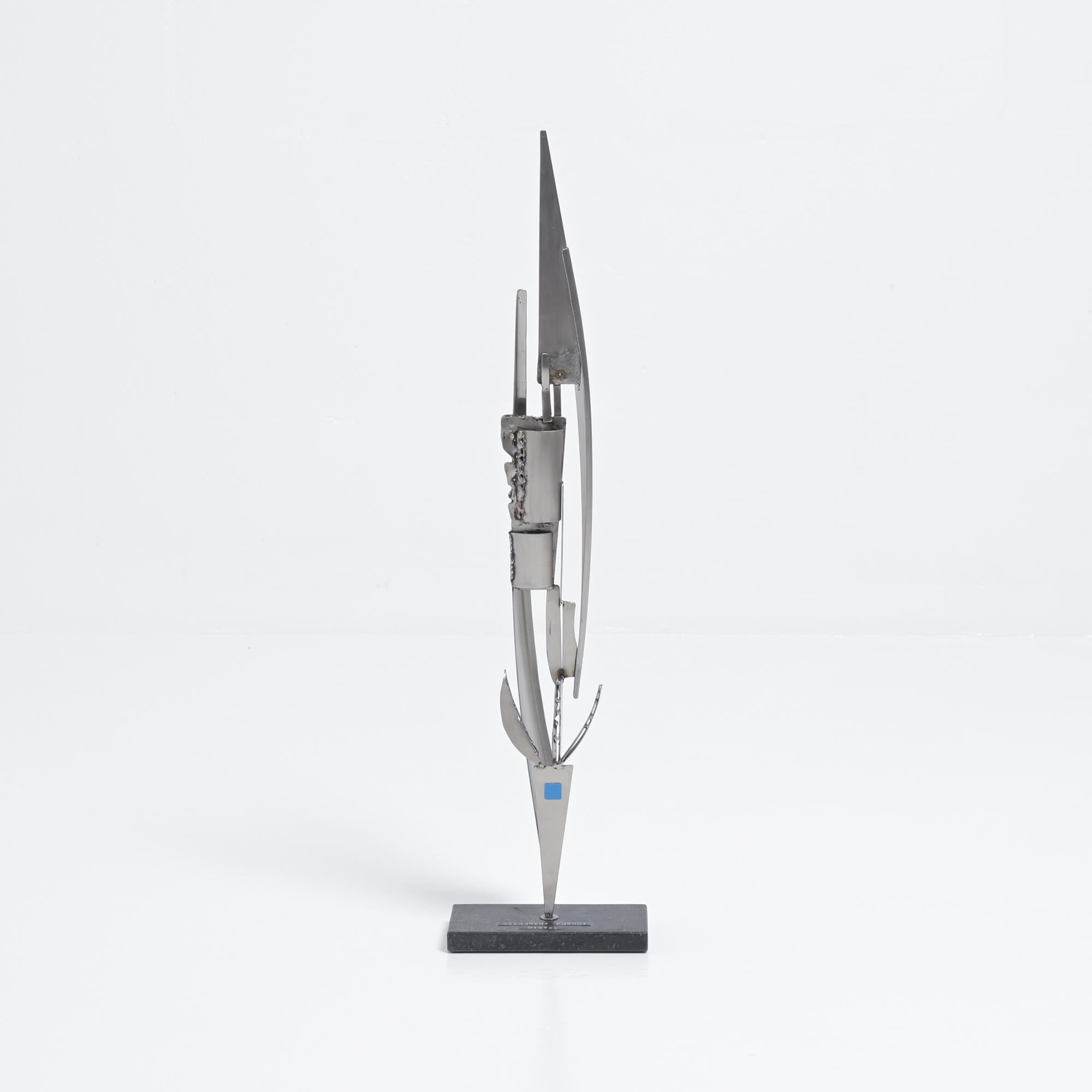 We are offering you this large metal sculpture by Freddy Beernaert.

Beernaert is a self-taught artist who began his career in the 1970s.

Both the artist and the artwork originate from the Bruges area.

The piece is in good condition and ‘marked’.