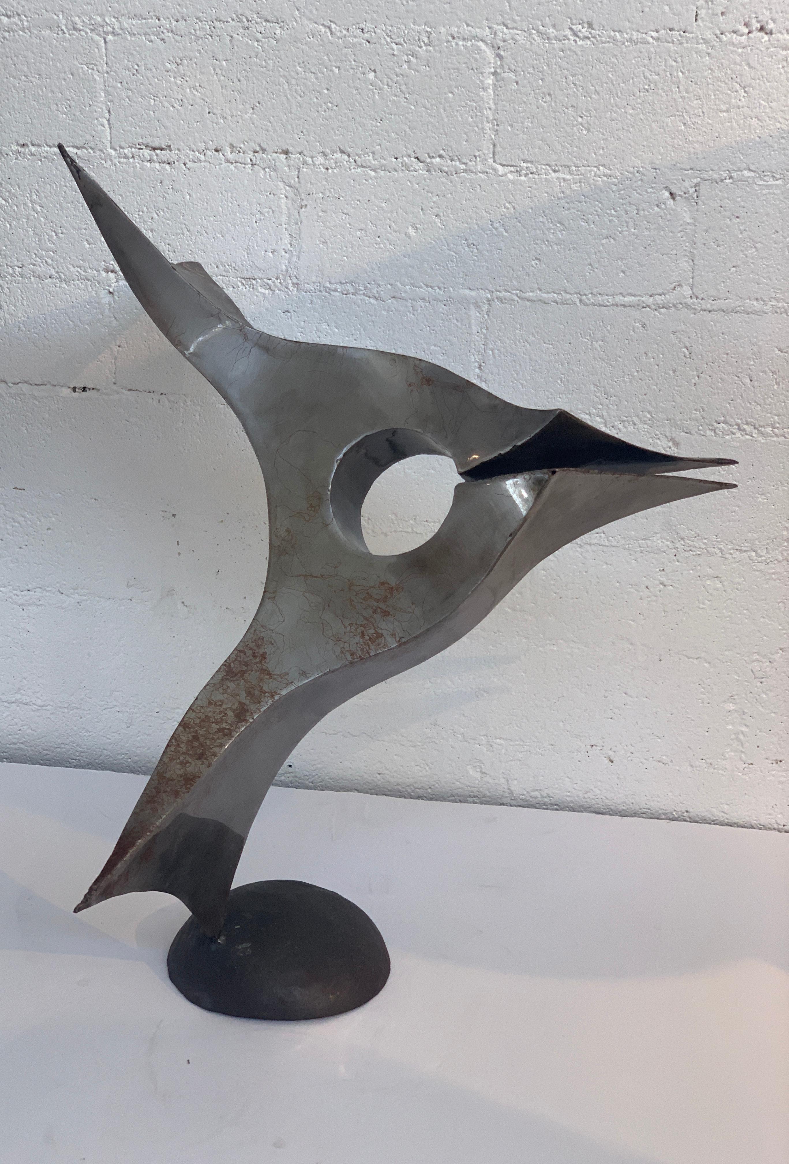 Scultura in acciaio lucido con fili di ruggine applicati di Jack Hemenway. Su una base a mezza cupola con finitura ruggine. Buone condizioni con usura dovuta all'età. Segni e imperfezioni minori. Le imperfezioni dell'artista nel processo creativo.
