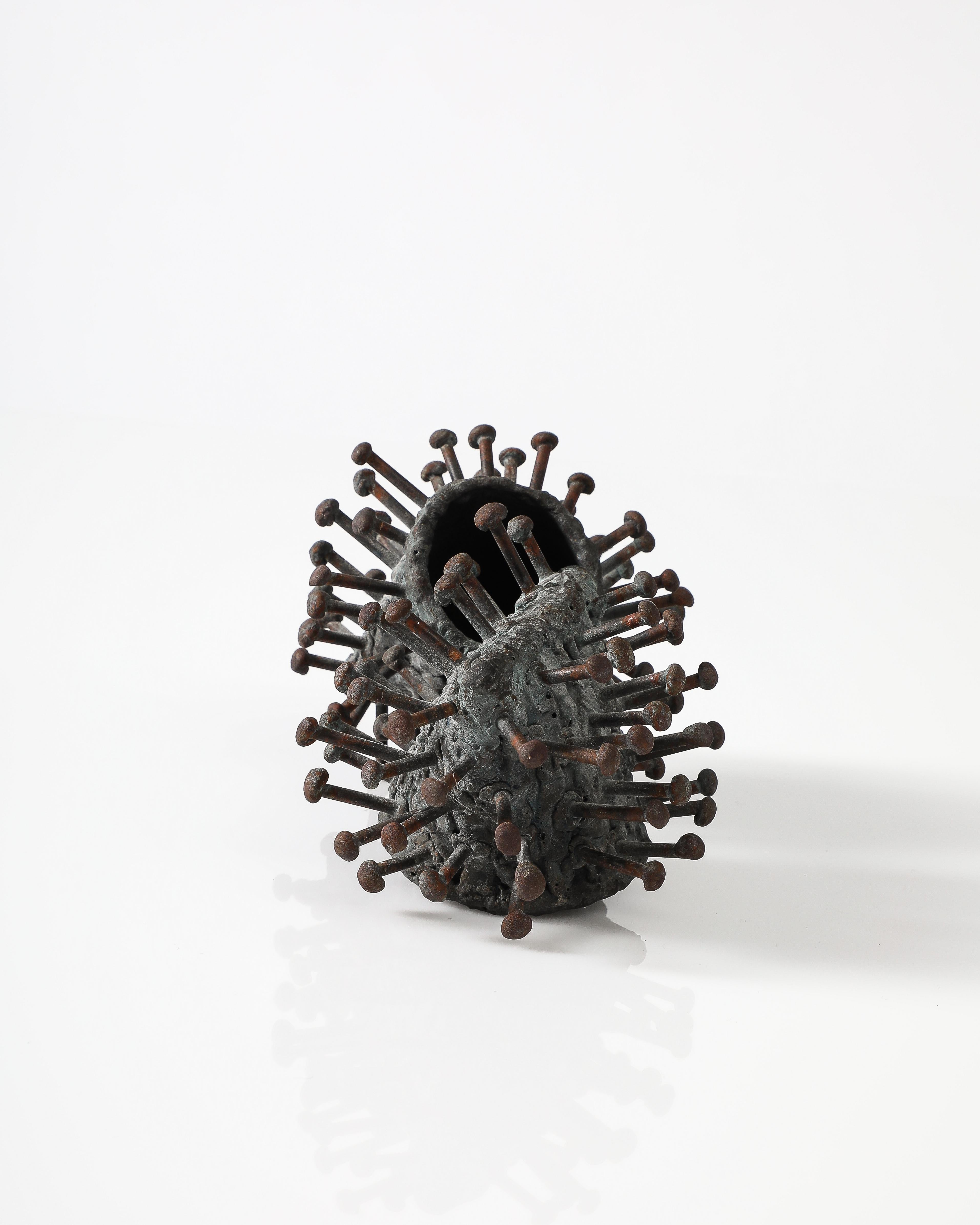 Scultura astratta in metallo dell'artista tedesco Klaus Ihlenfeld.